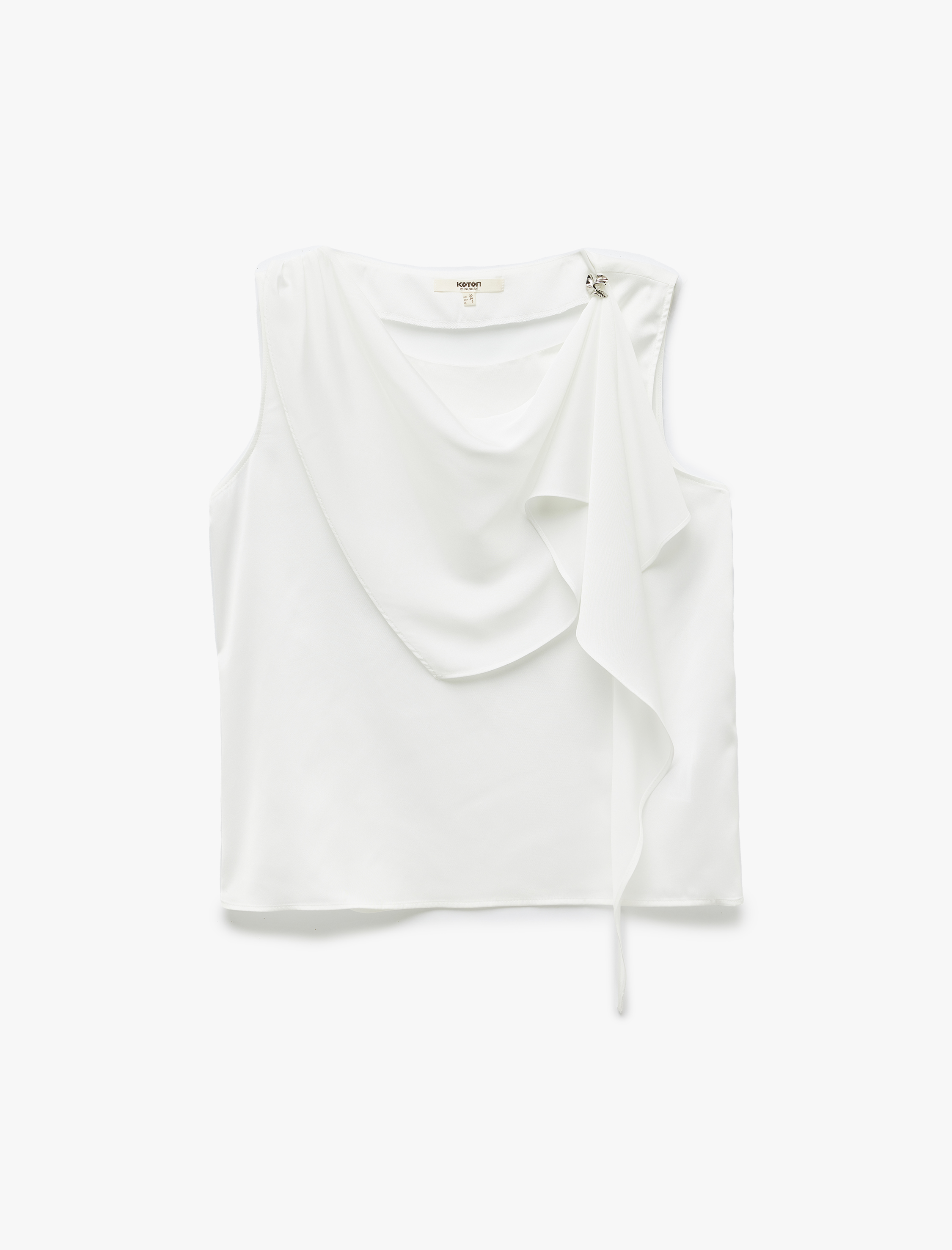   Aksesuar Detaylı Yuvarlak Dökümlü Yaka Kolsuz Saten Bluz