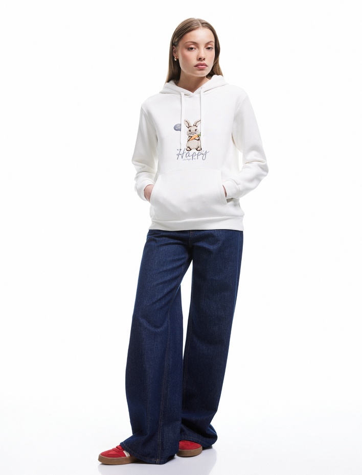  Üç İplik Şardonlu Nakış Detaylı Kanguru Cepli Kapüşonlu Sweatshirt