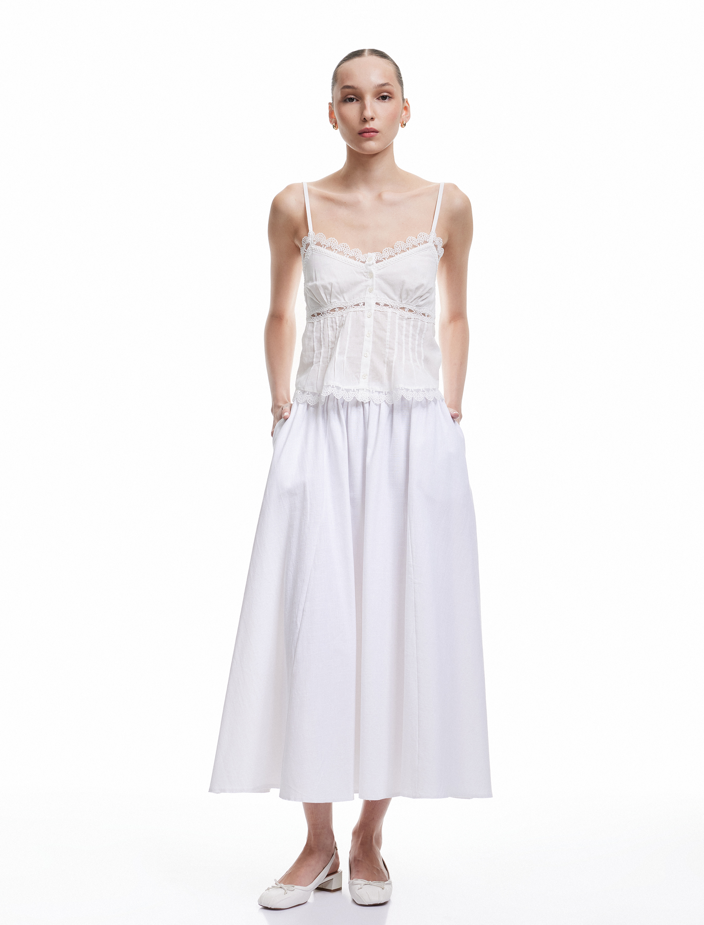   Dantel Detaylı V Yaka Düğmeli Askılı Bluz