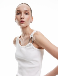 Asimetrik Yaka Metal Aksesuarlı Dar Kesim Kolsuz Bluz