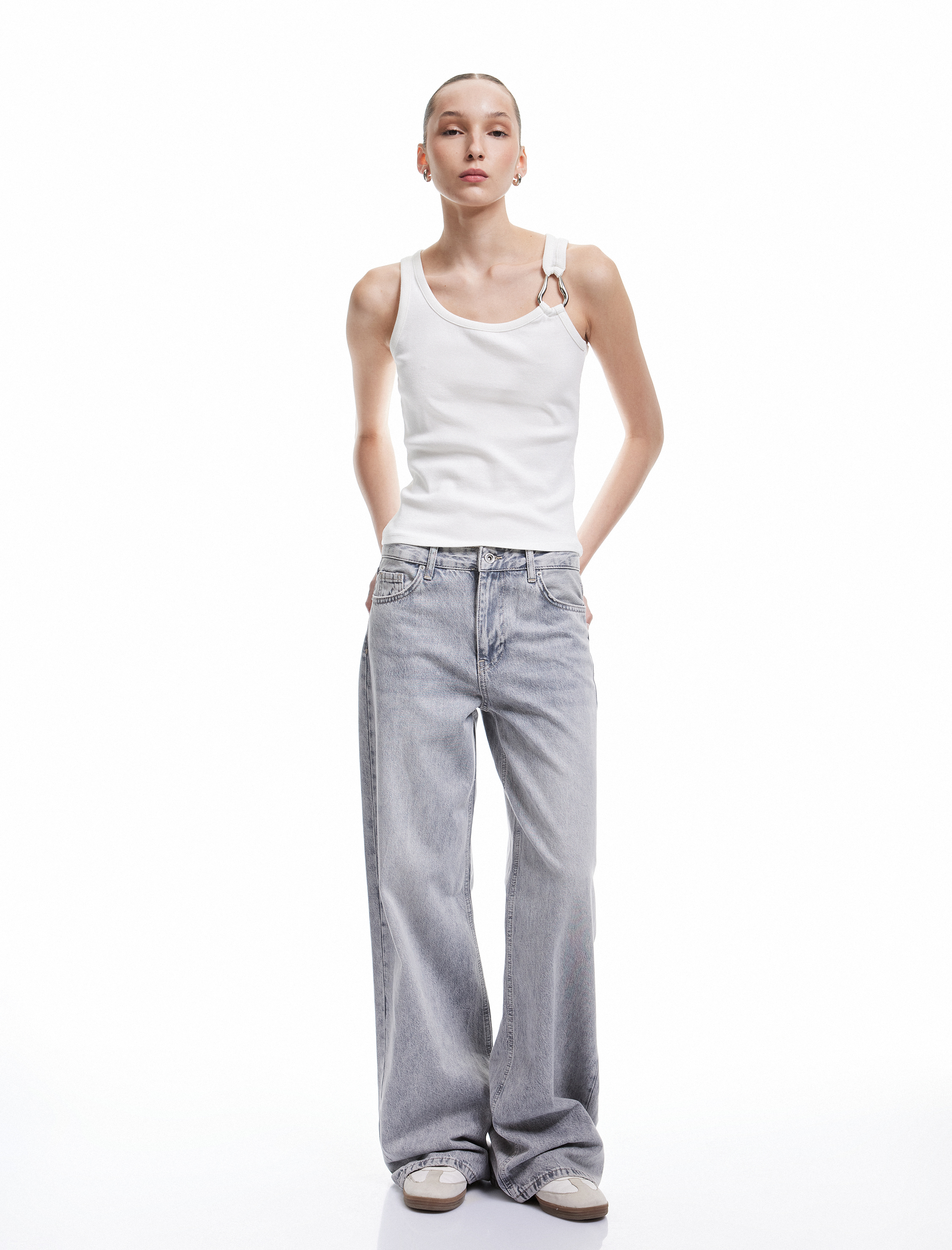   Asimetrik Yaka Metal Aksesuarlı Dar Kesim Kolsuz Bluz