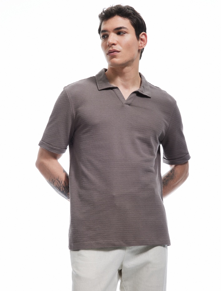  Pamuklu Regular Fit Dokulu Kısa Kollu V Yaka Polo Tişört