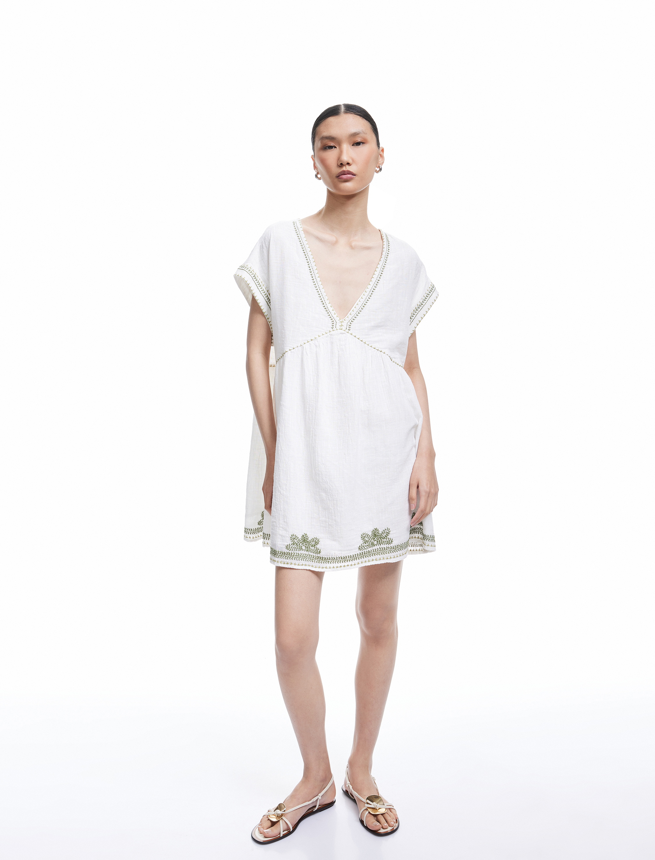 Rahat Kalıp Pamuklu Nakış Detaylı Kısa Kollu V Yaka Mini Elbise