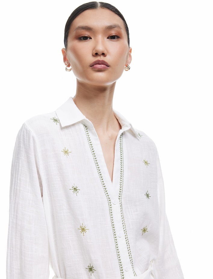  Pamuklu Nakış Detaylı Uzun Kollu Müslin Gömlek