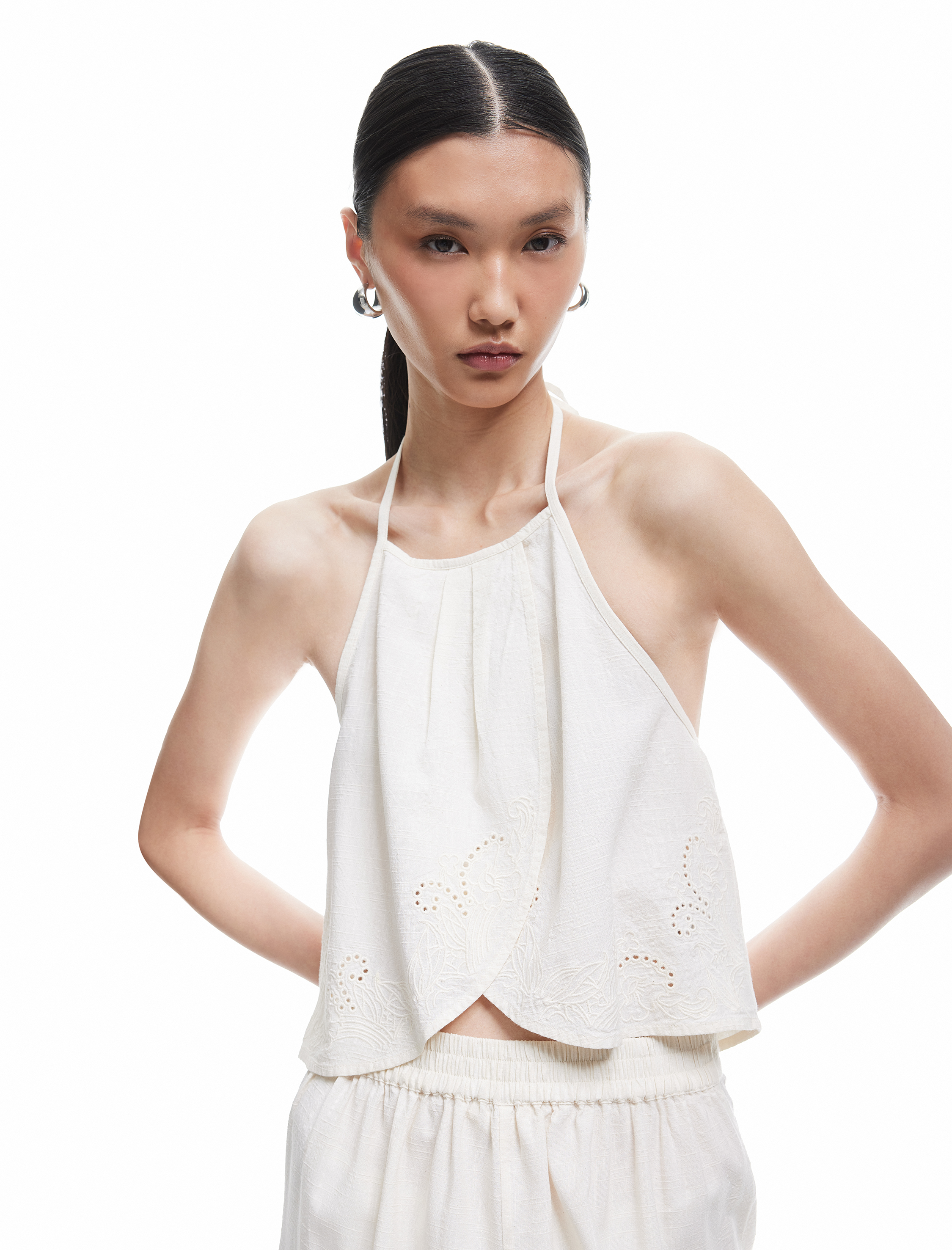   Pamuklu Boyundan Bağlamalı Fistolu Brodeli Halter Yaka Bluz