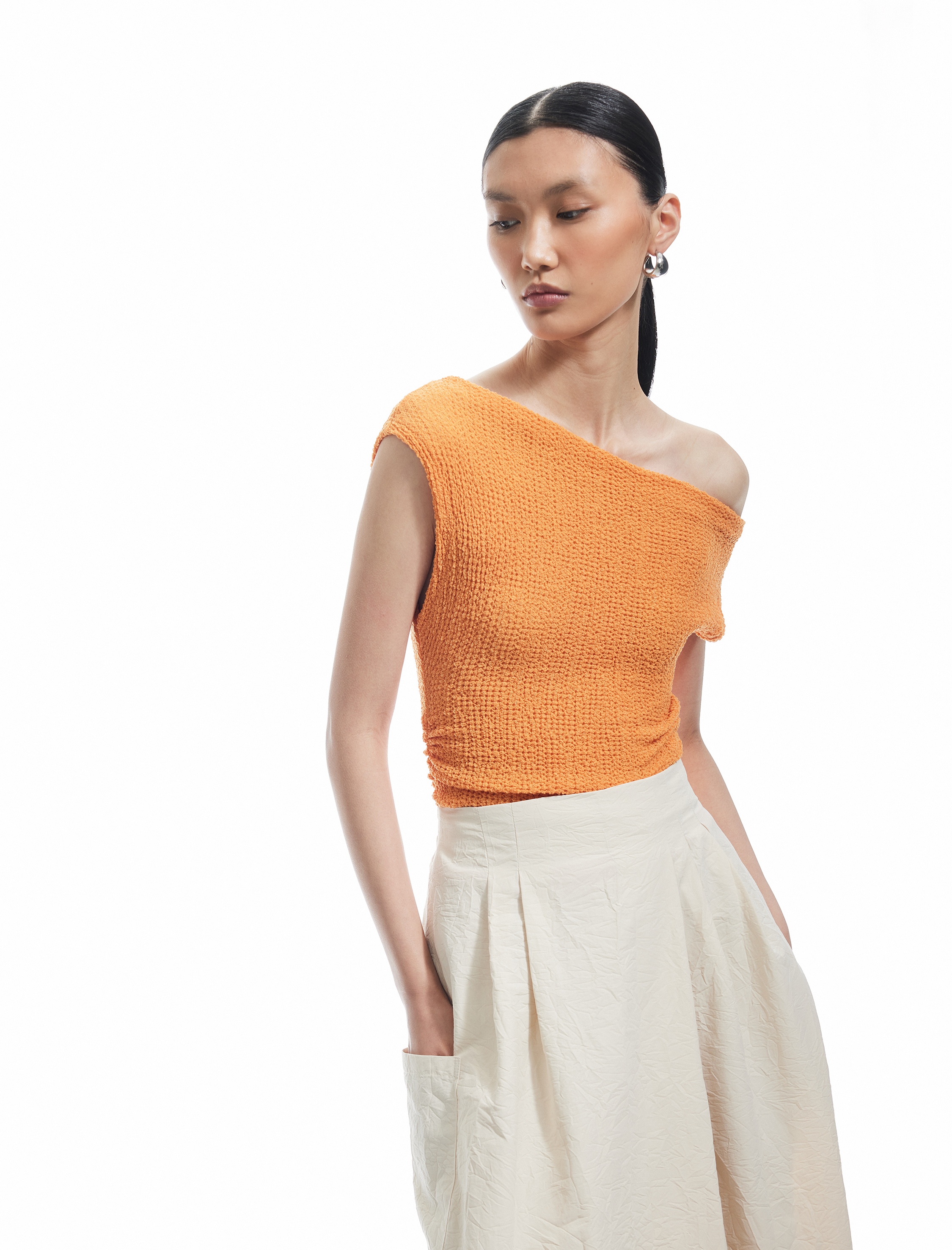   Koton X Sima Tarkan - Bürümcük Drapeli Asimetrik Degaje Yaka Kolsuz Bluz