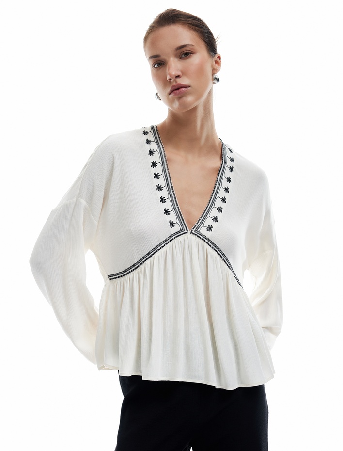  Viskon Kumaş Nakış Detaylı Uzun Kollu V Yaka Bluz