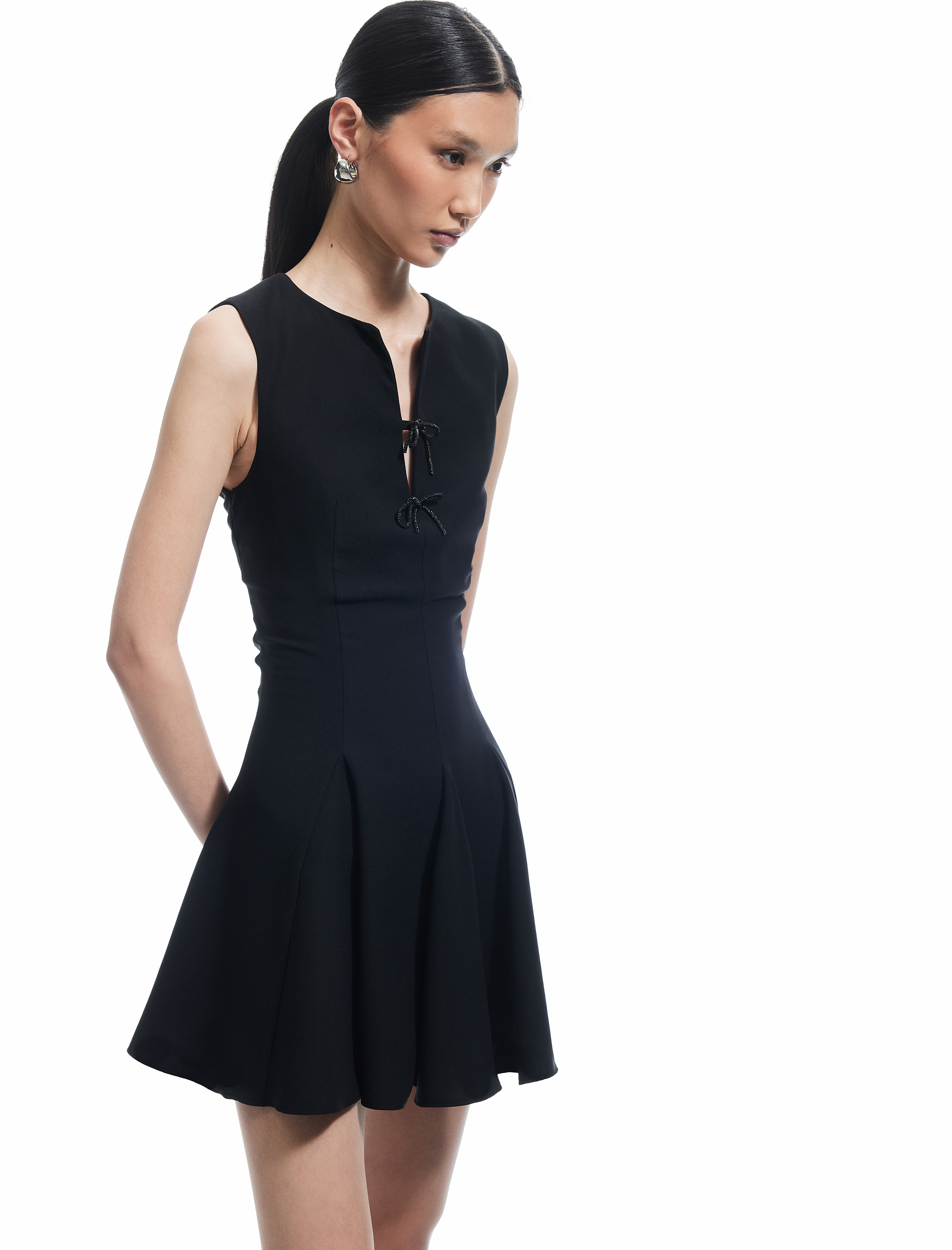   Kolsuz Bisiklet Yaka Volanlı Fiyonk Detaylı Mini Saten Elbise