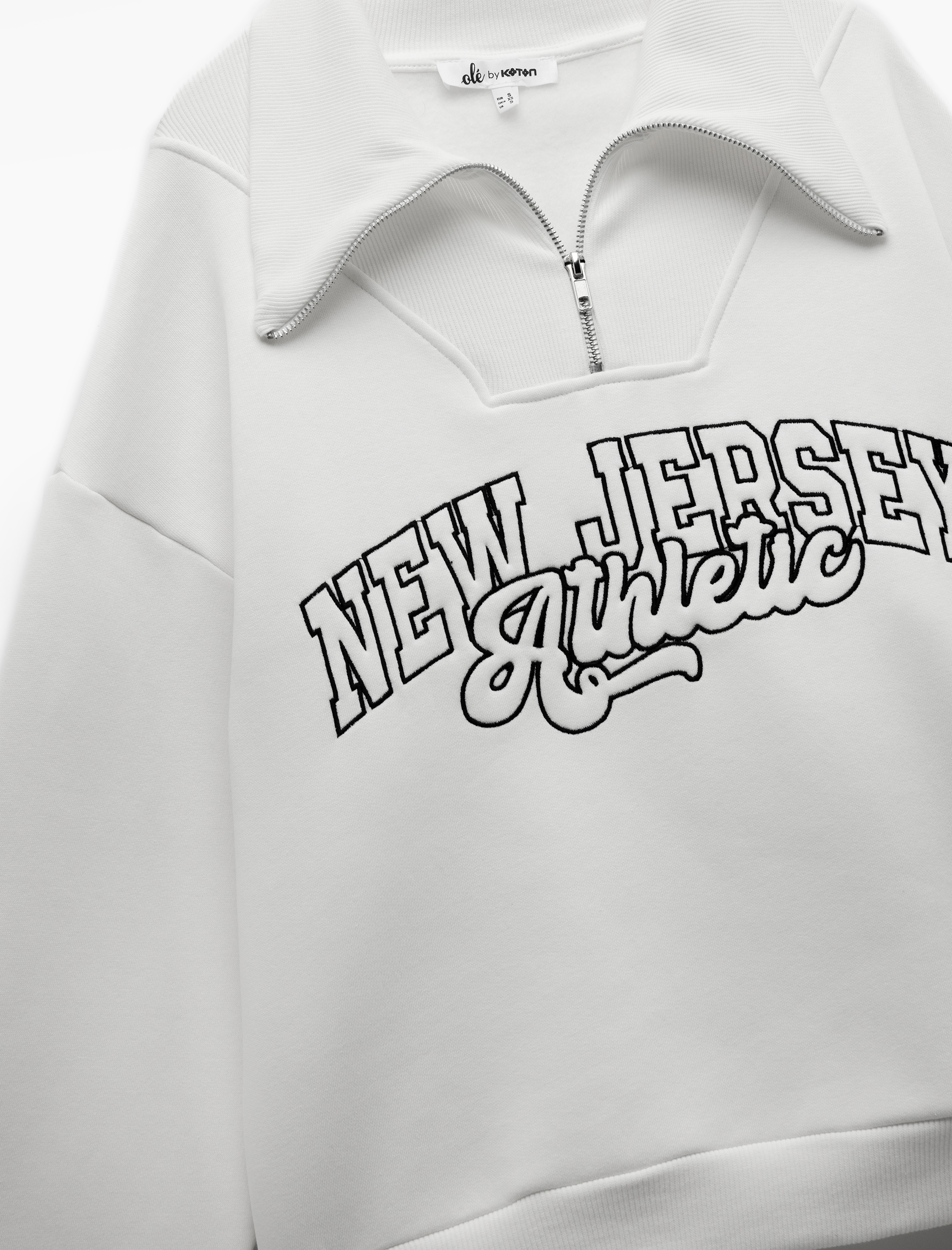   Şardonlu Uzun Kollu Yarım Fermuarlı Yaka Nakışlı Oversize Sweatshirt