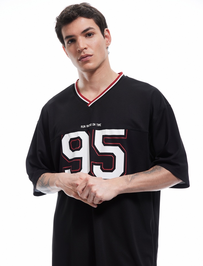  Kısa Kollu V Yaka Çizgi Detaylı Oversize Kolej Baskılı Spor Tişört