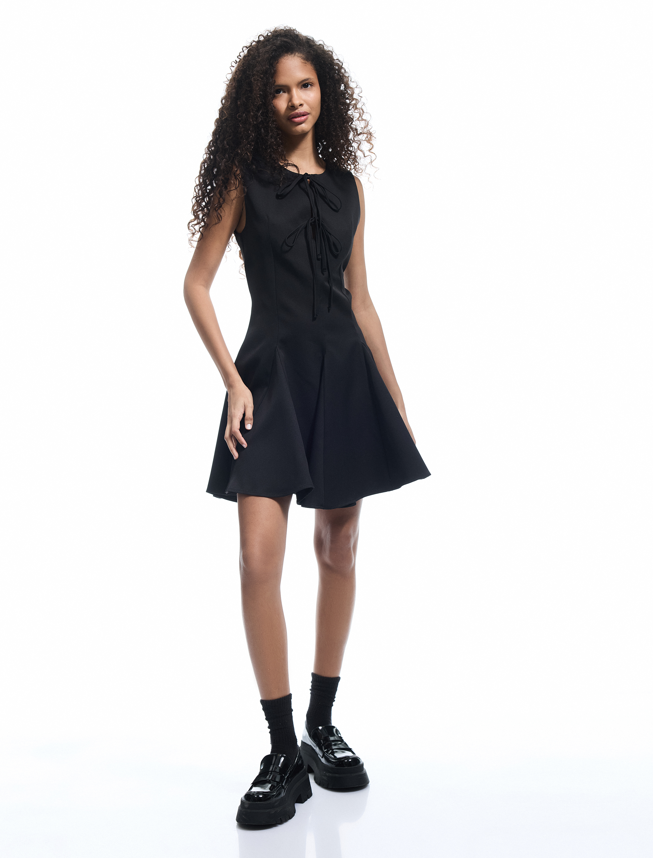   Bağlamalı Yaka Kolsuz A Kesim Volanlı Mini Elbise