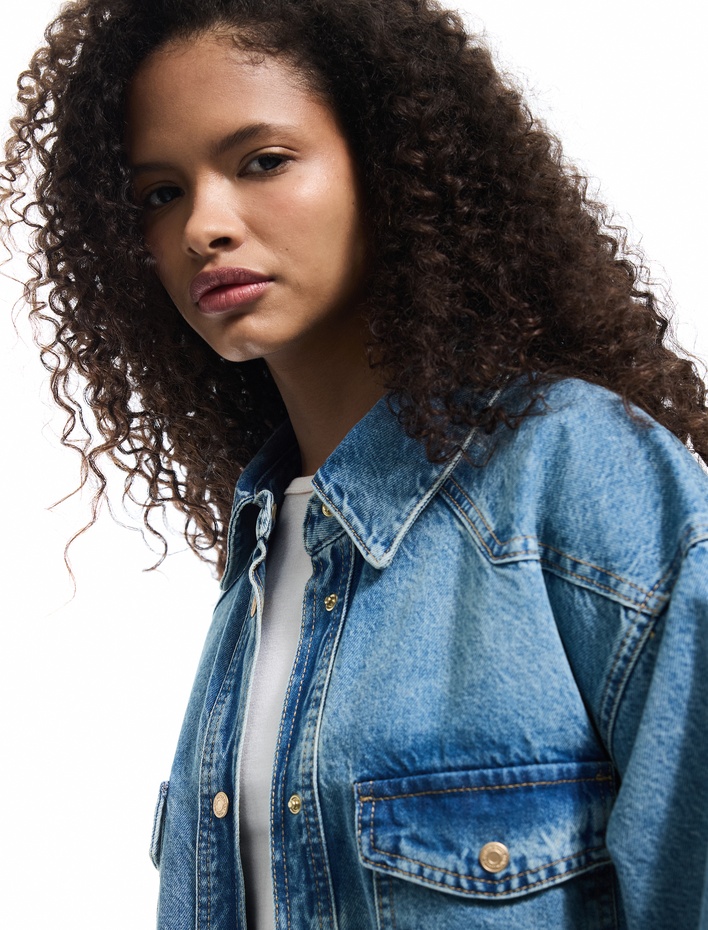  Uzun Kollu Klasik Yaka Cep Detaylı Düğmeli Pamuklu Oversize Denim Gömlek