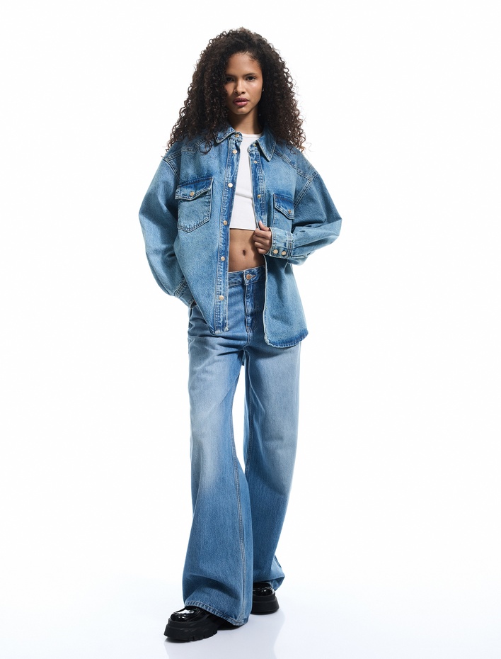  Uzun Kollu Klasik Yaka Cep Detaylı Düğmeli Pamuklu Oversize Denim Gömlek