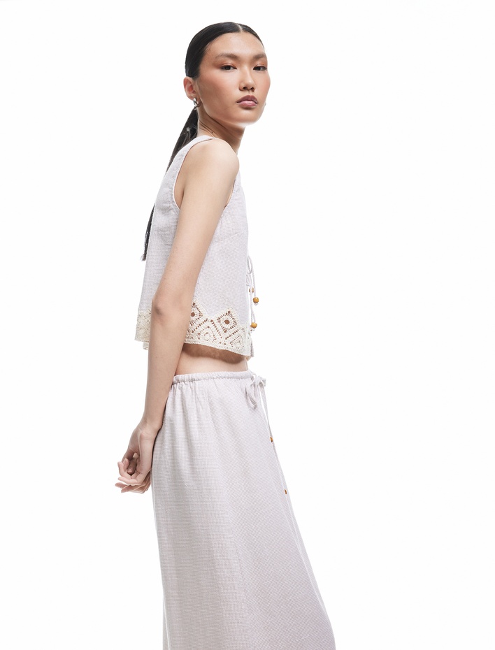  Keten Karışımlı Önden Bağlamalı Kroşe Detaylı Crop Yelek