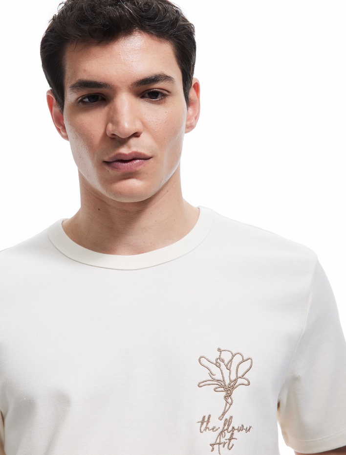  Kısa Kollu Bisiklet Yaka Pamuklu İşlemeli Slim Fit Tişört