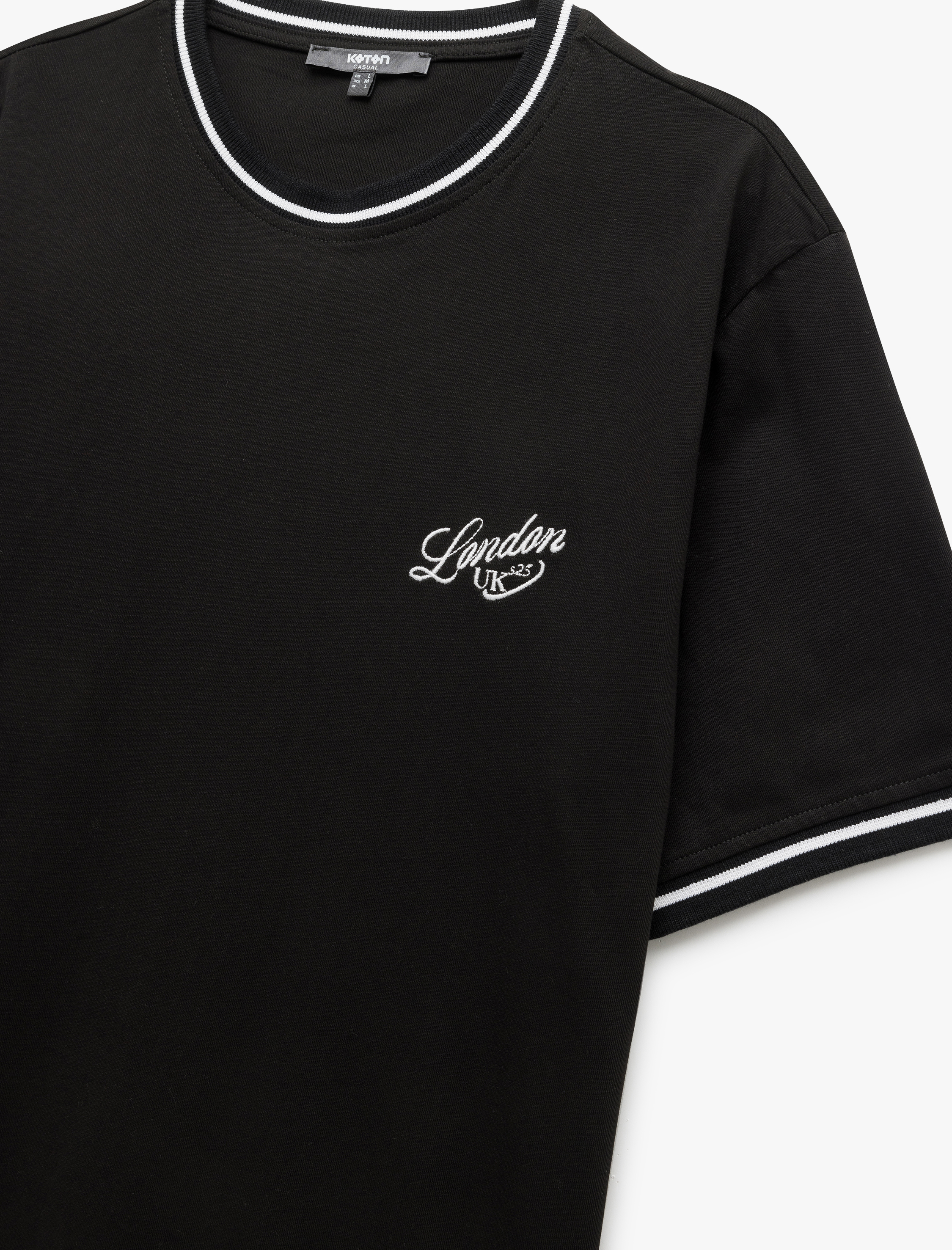   Pamuklu Kısa Kollu Biyeli İşlemeli Regular Fit Bisiklet Yaka Tişört