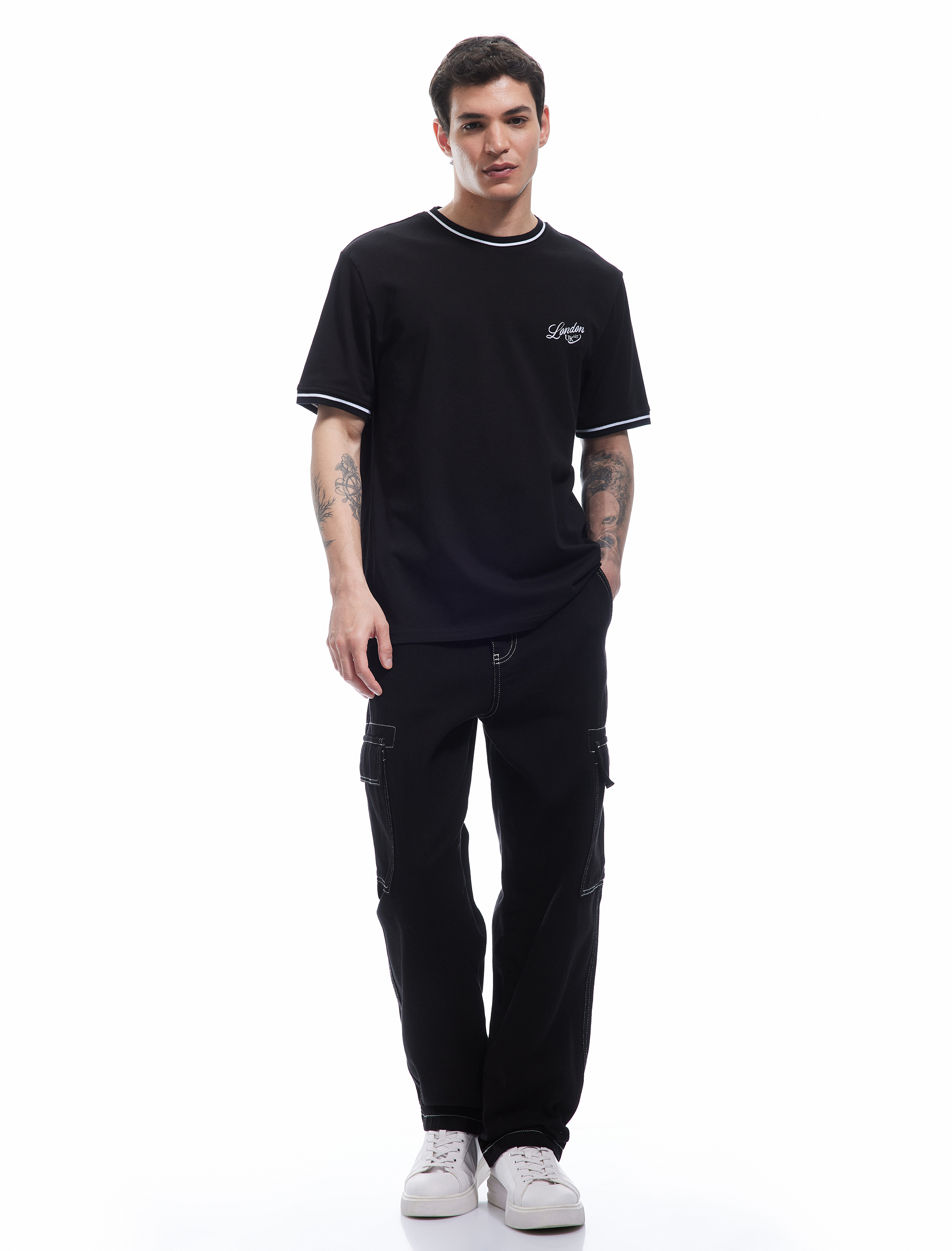   Pamuklu Kısa Kollu Biyeli İşlemeli Regular Fit Bisiklet Yaka Tişört