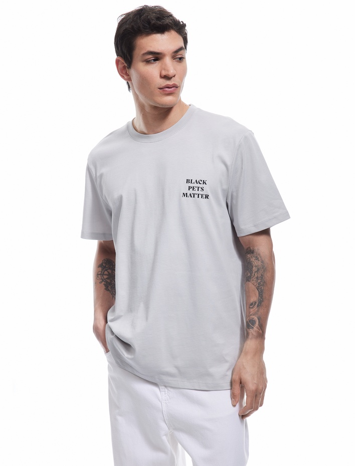  Kısa Kollu Pamuklu Regular Fit Bisiklet Yaka Arkası Baskılı Tişört