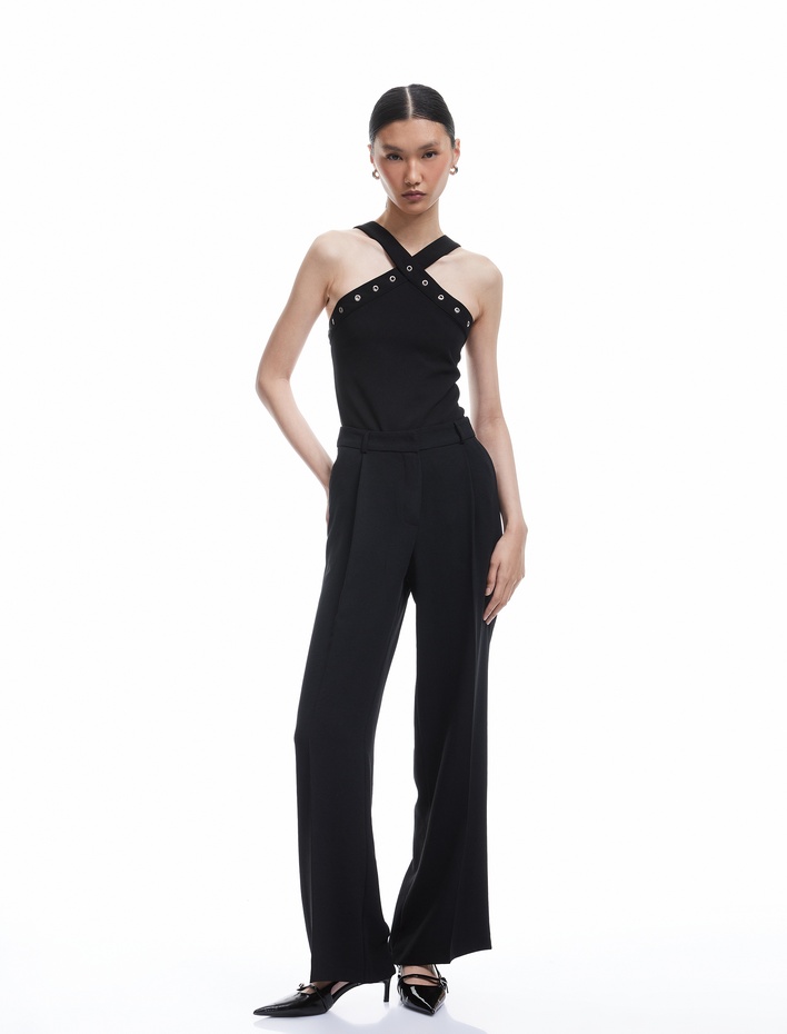  Krep Scuba Kumaş Aksesuar Detaylı Çapraz Askılı Halter Yaka Bluz