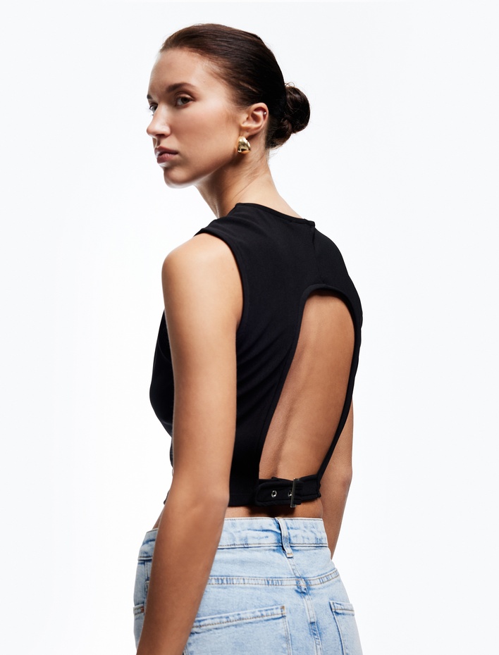  Bisiklet Yaka Slim Fit Metal Aksesuarlı Sırt Dekolteli Crop Bluz