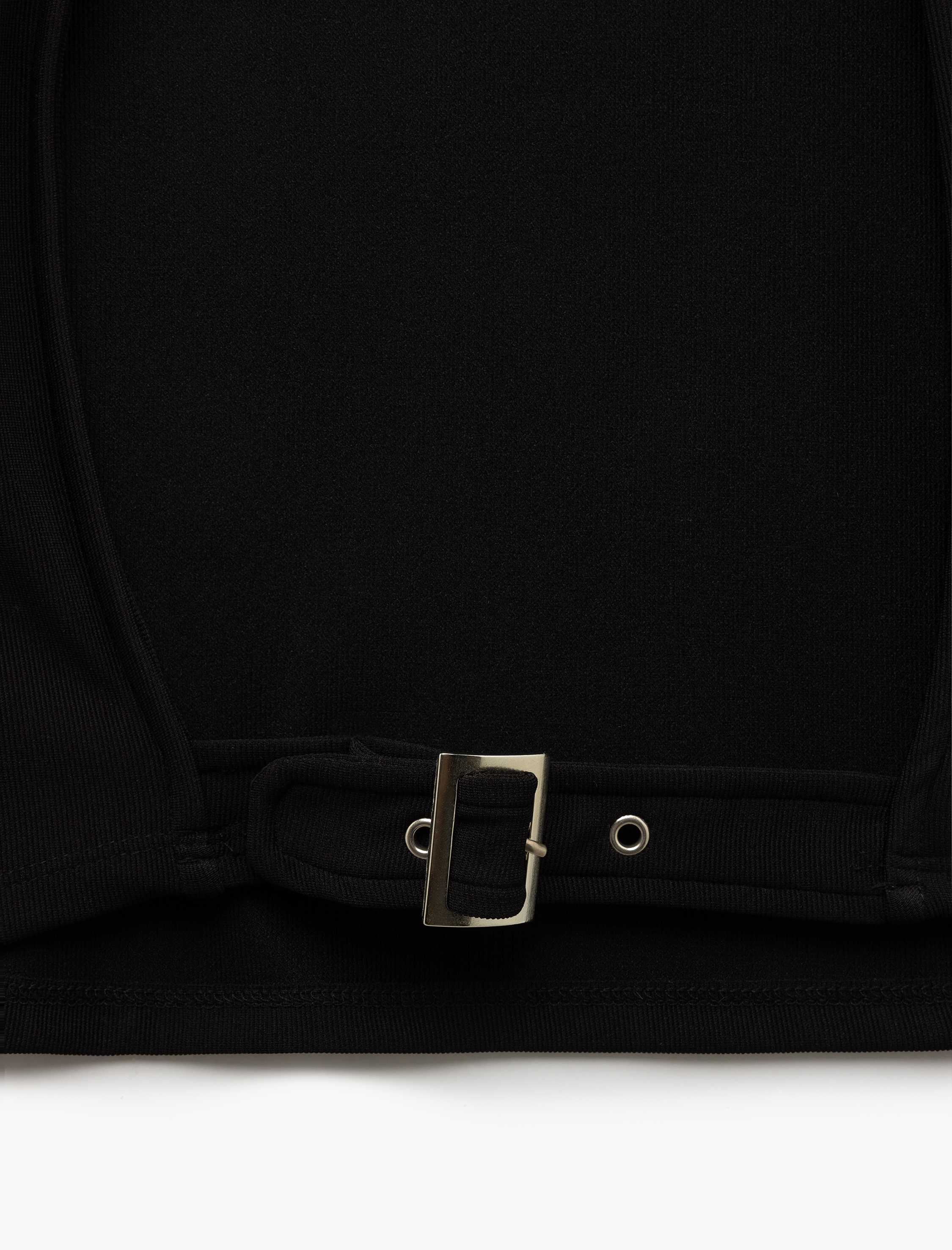   Bisiklet Yaka Slim Fit Metal Aksesuarlı Sırt Dekolteli Crop Bluz