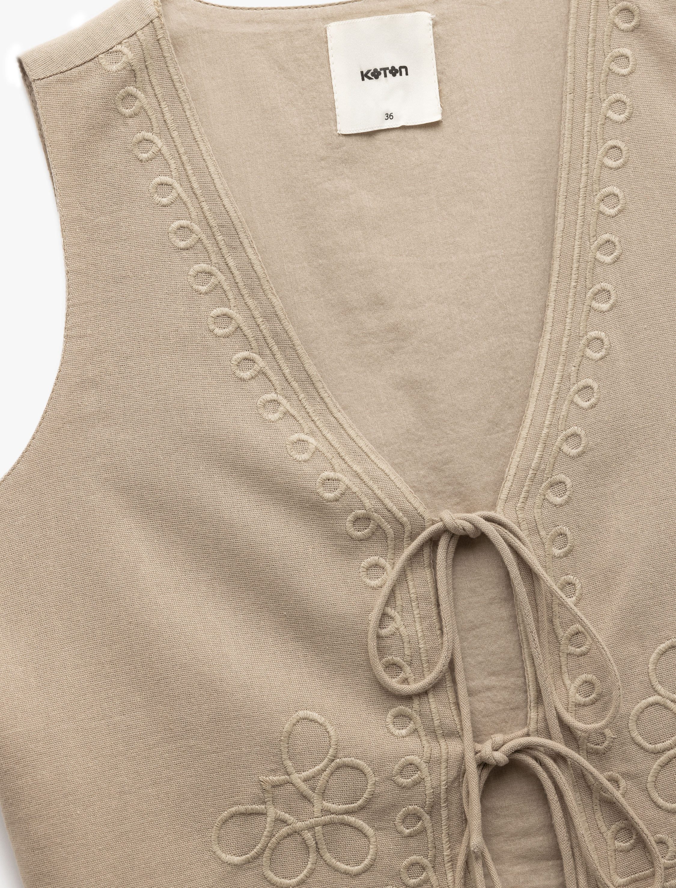   Pamuk-Viskon Kumaş Önden Bağlamalı Fiyonk Detaylı İşlemeli Yelek