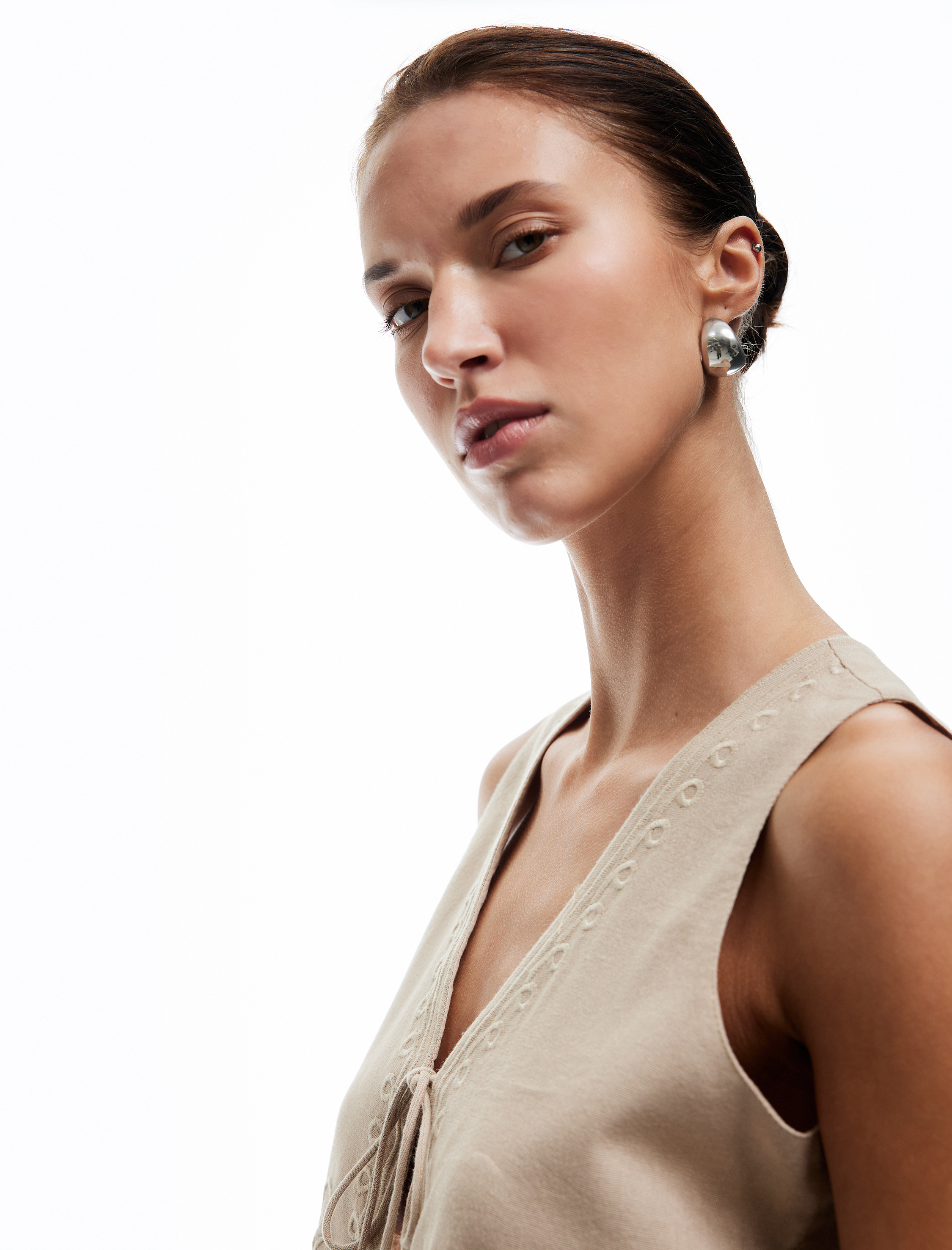   Pamuk-Viskon Kumaş Önden Bağlamalı Fiyonk Detaylı İşlemeli Yelek