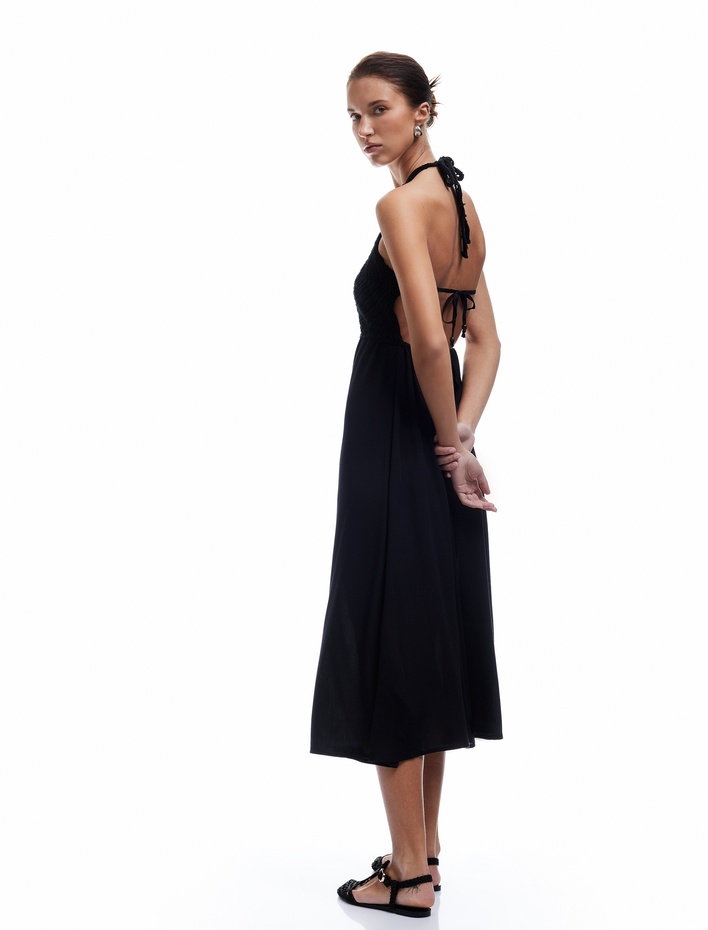  Sırt Dekolteli Boyundan Bağlamalı Halter Yaka Kroşe Detaylı Elbise