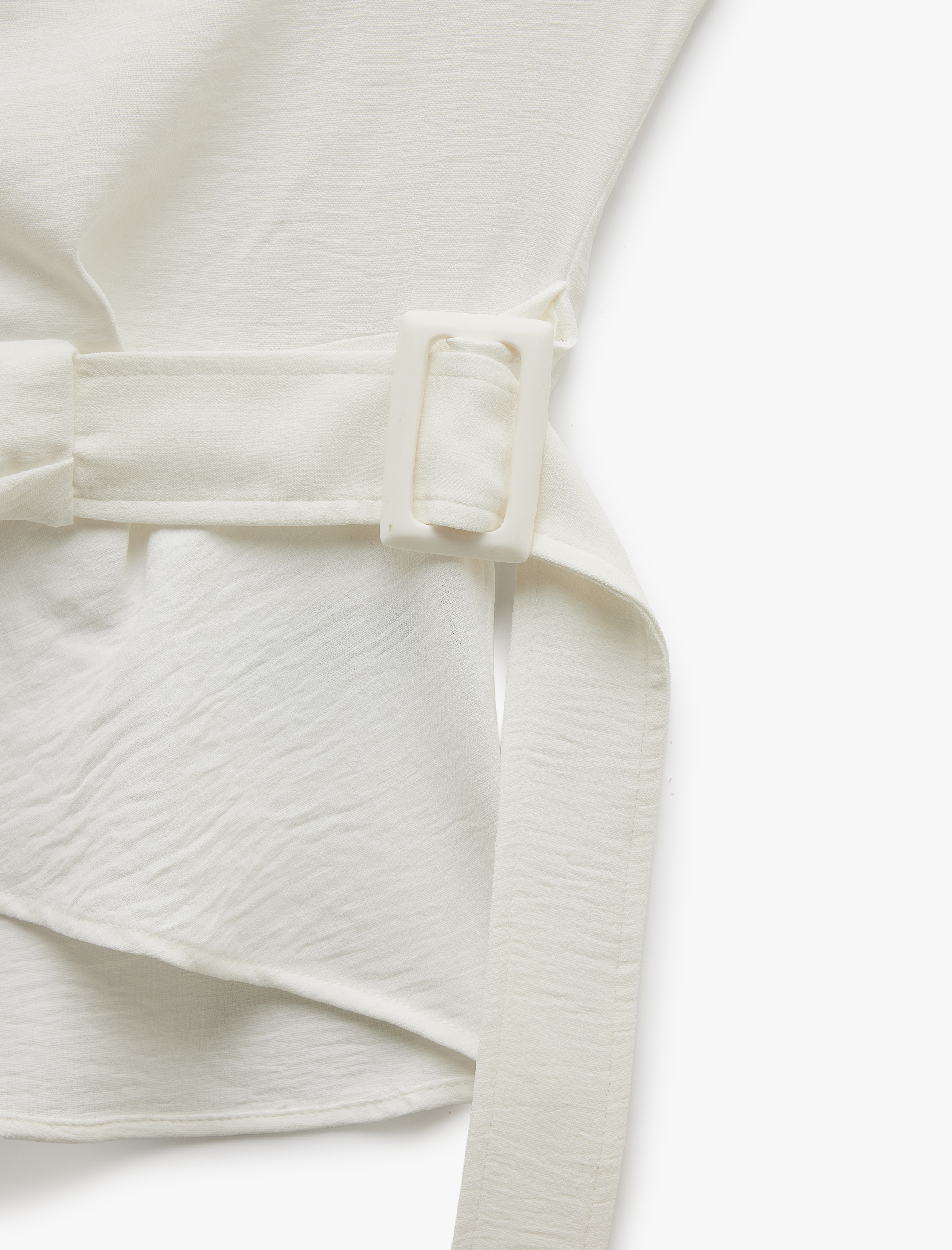   Aksesuar Detaylı Aerobin Kumaş Dökümlü Yaka Kolsuz Bluz