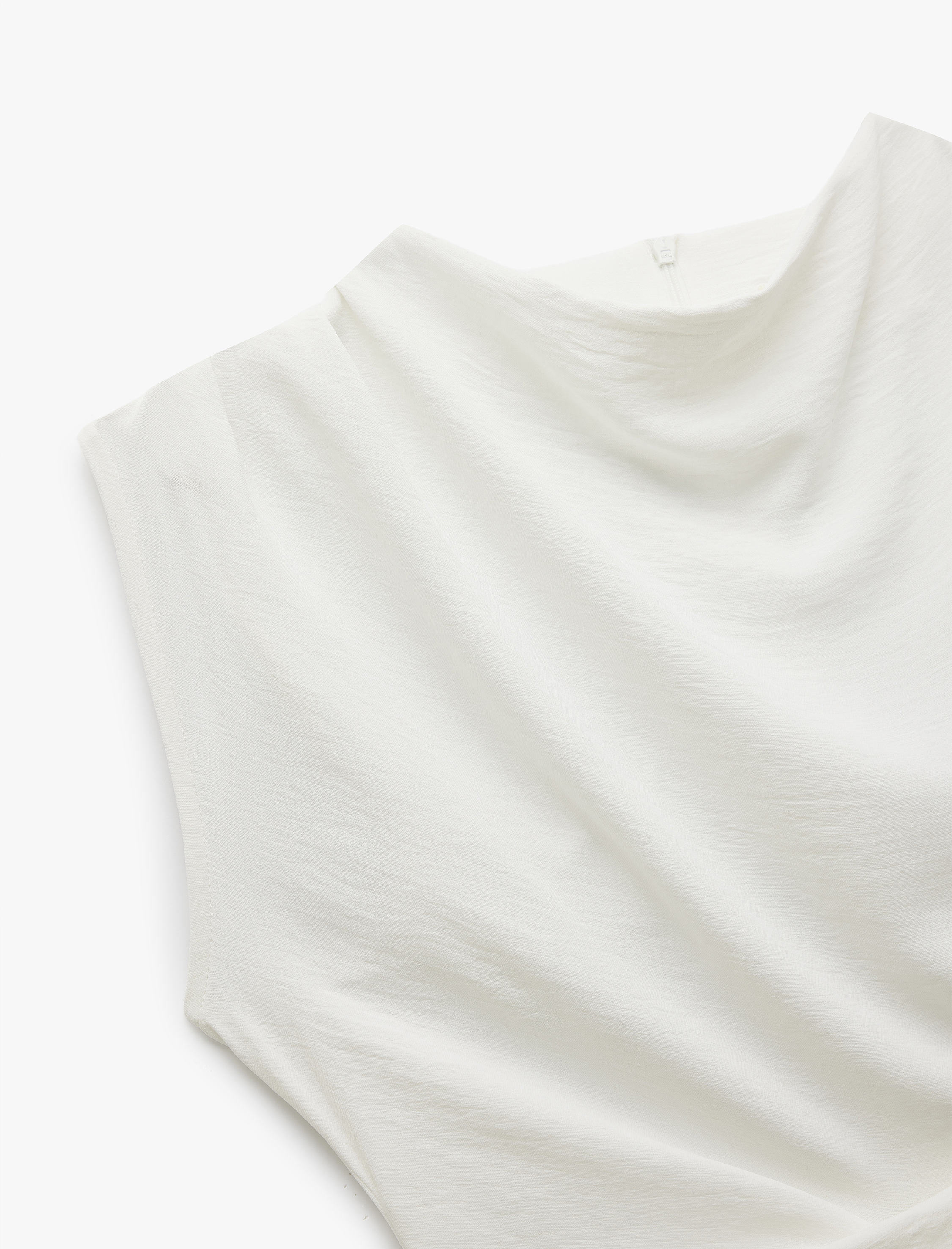   Aksesuar Detaylı Aerobin Kumaş Dökümlü Yaka Kolsuz Bluz