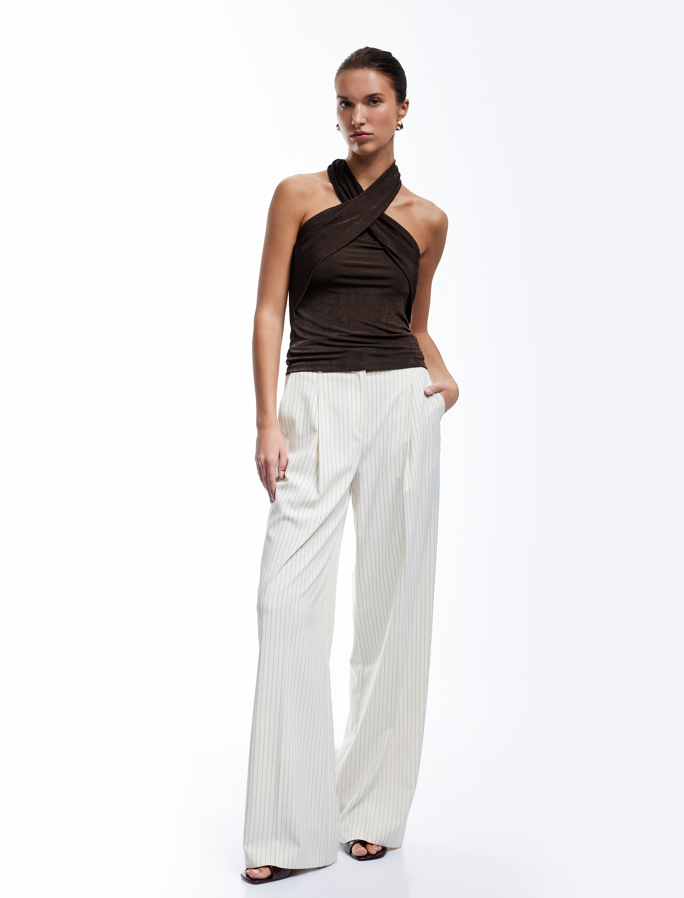   Kolsuz Kat Detaylı Çapraz Askılı Halter Yaka Bluz