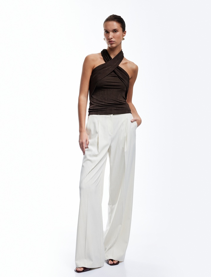  Kolsuz Kat Detaylı Çapraz Askılı Halter Yaka Bluz