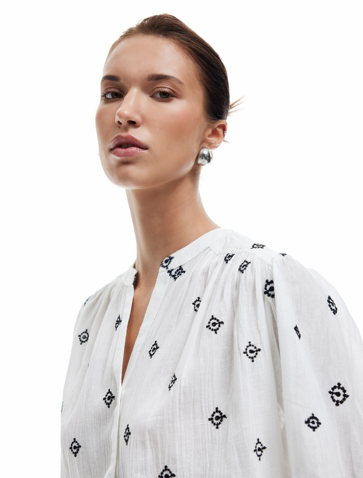  Pamuklu Uzun Balon Kol Nakışlı Hakim Yaka Gömlek
