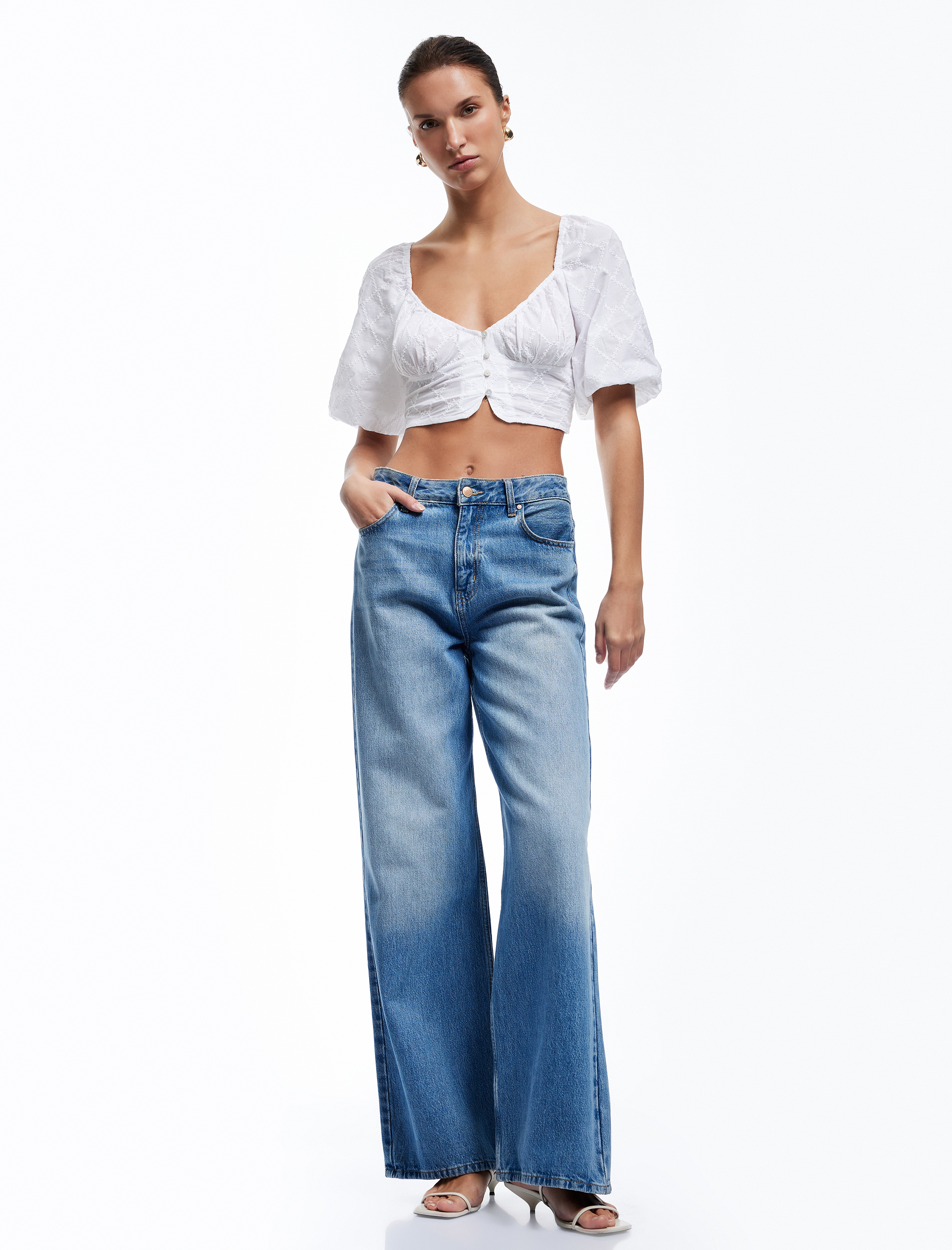   Düğmeli Fistolu Brodeli Kısa Balon Kollu Kalp Yaka Crop Bluz