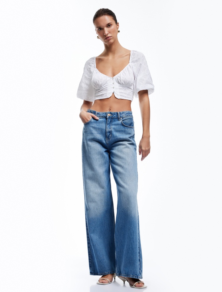  Düğmeli Fistolu Brodeli Kısa Balon Kollu Kalp Yaka Crop Bluz