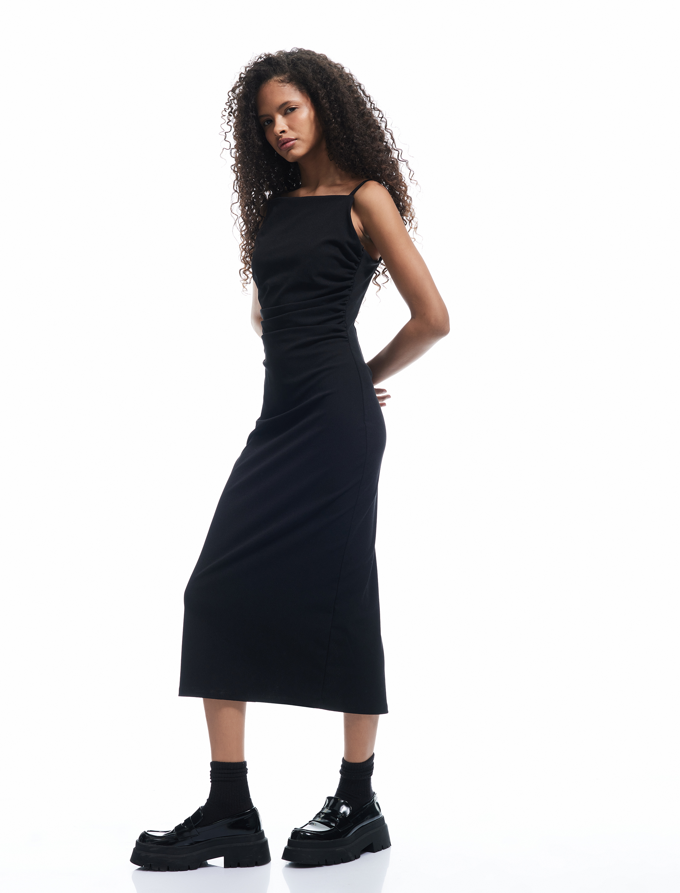   İp Askılı Kare Yaka Drapeli Yırtmaçlı Midi Elbise