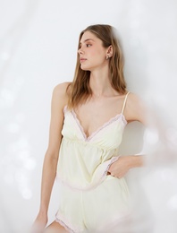 Dantel Detaylı V Yaka İnce Askılı Saten Pijama Üst