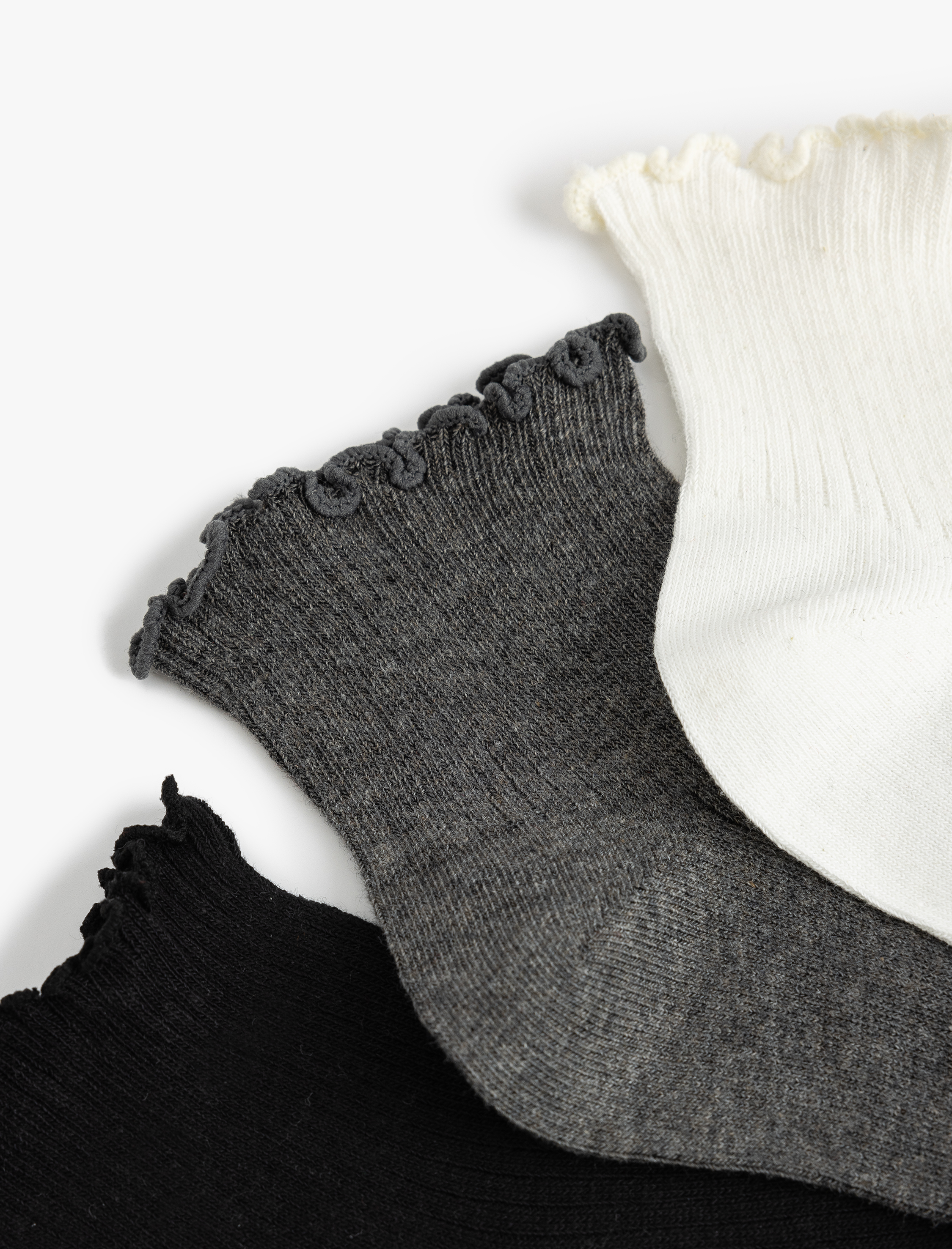  Kadın Çok Renkli Fırfır Detaylı 3'lü Patik Çorap Seti