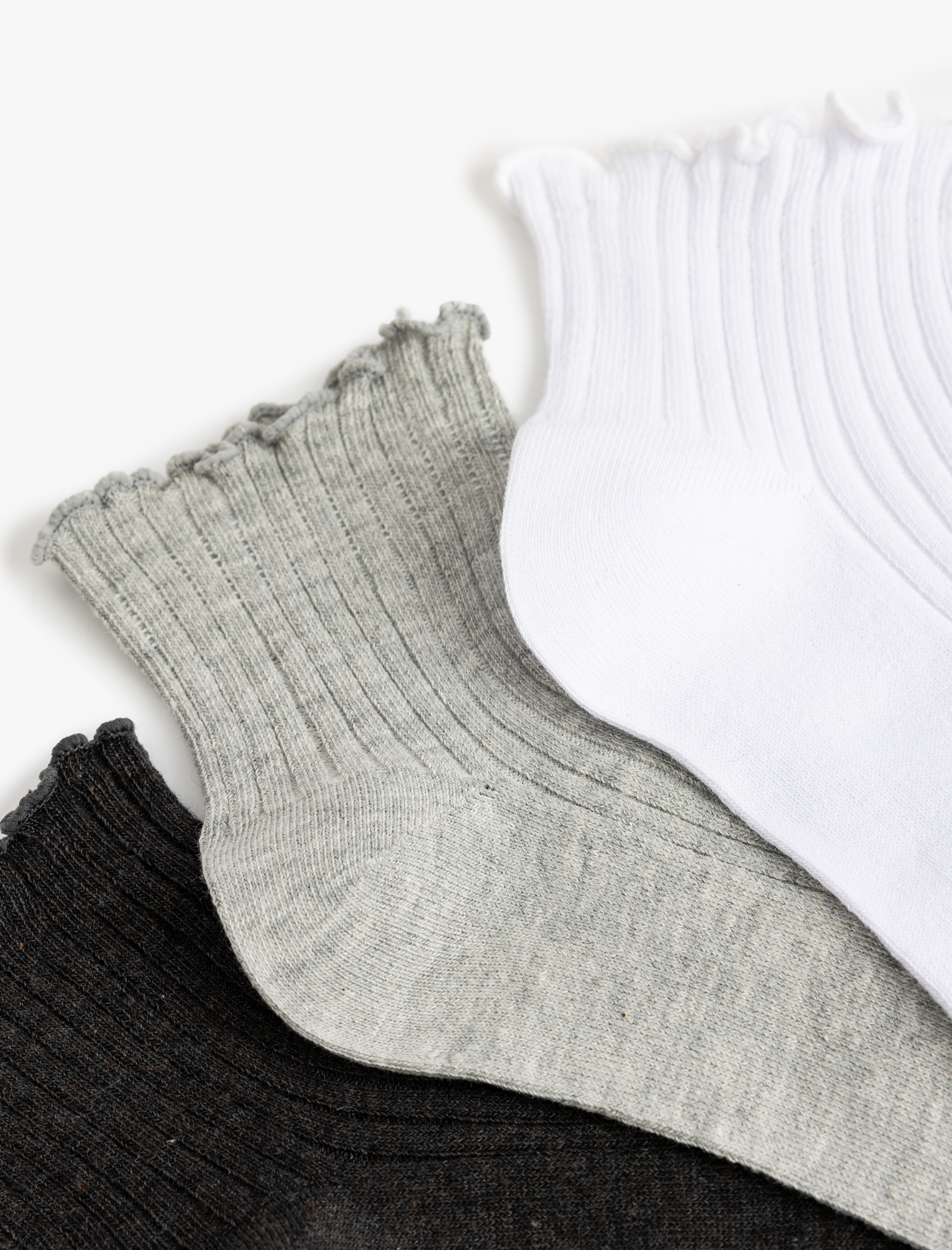  Kadın Çok Renkli Fırfır Detaylı 3'lü Patik Çorap Seti