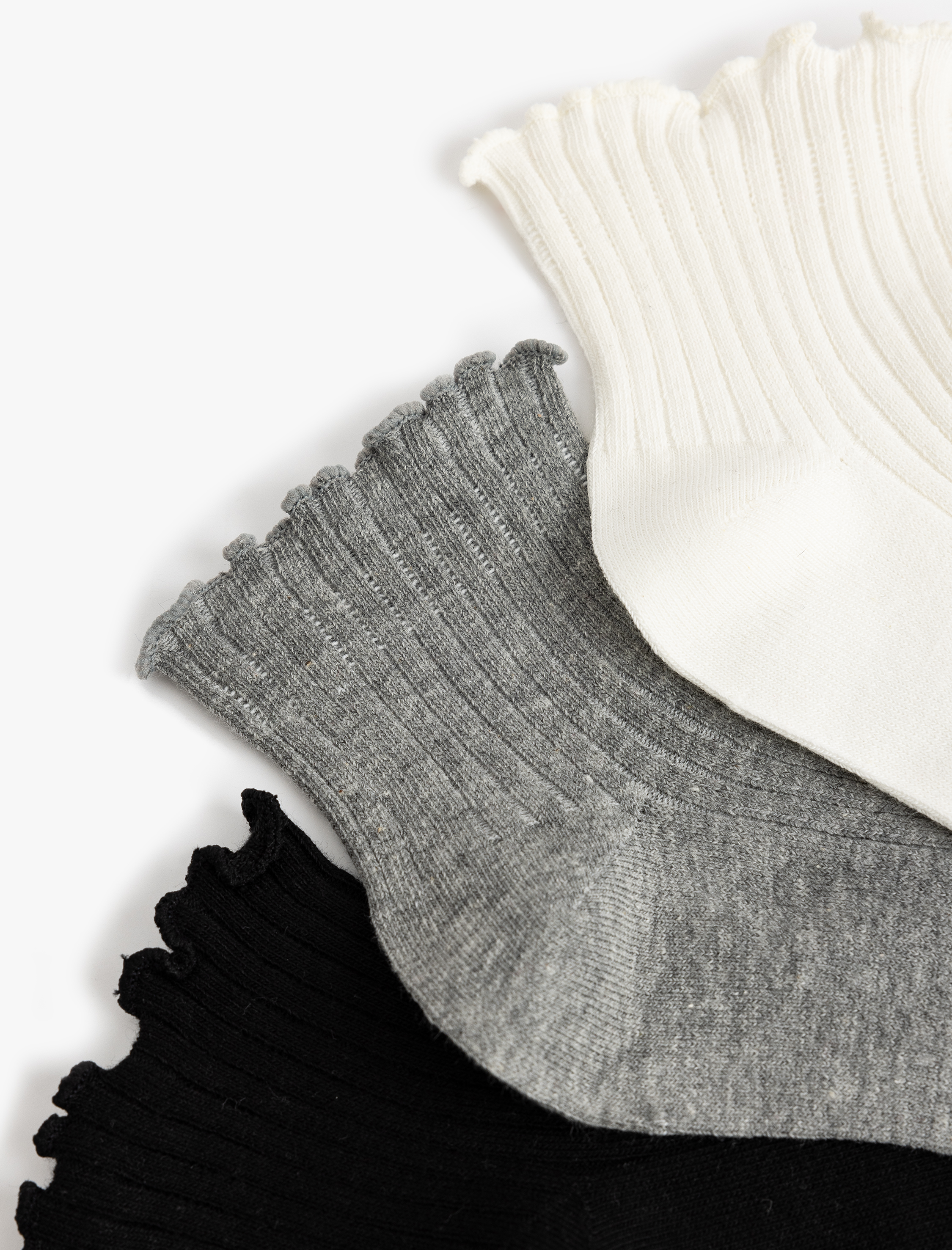  Kadın Çok Renkli Fırfır Detaylı 3'lü Patik Çorap Seti