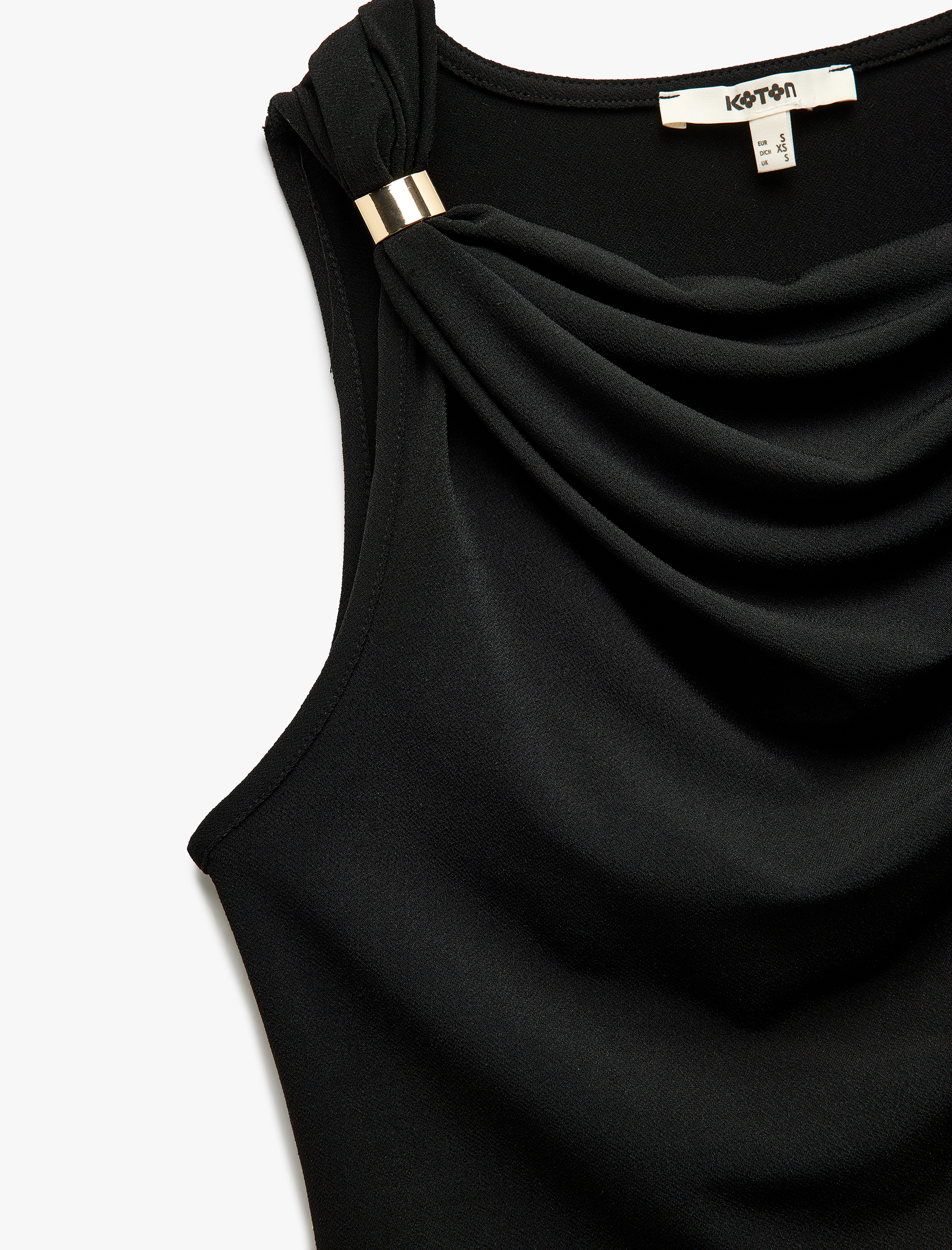   Krep Scuba Kumaş Metal Aksesuar Detaylı Kolsuz Degaje Yaka Bluz