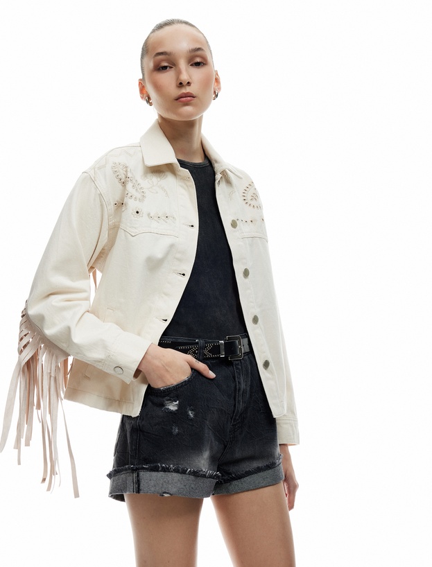 Pamuklu Rahat Kalıp Katlı Paça Yırtık Denim Şort_1