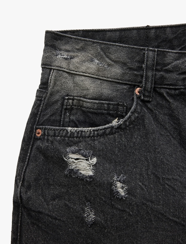 Pamuklu Rahat Kalıp Katlı Paça Yırtık Denim Şort_6