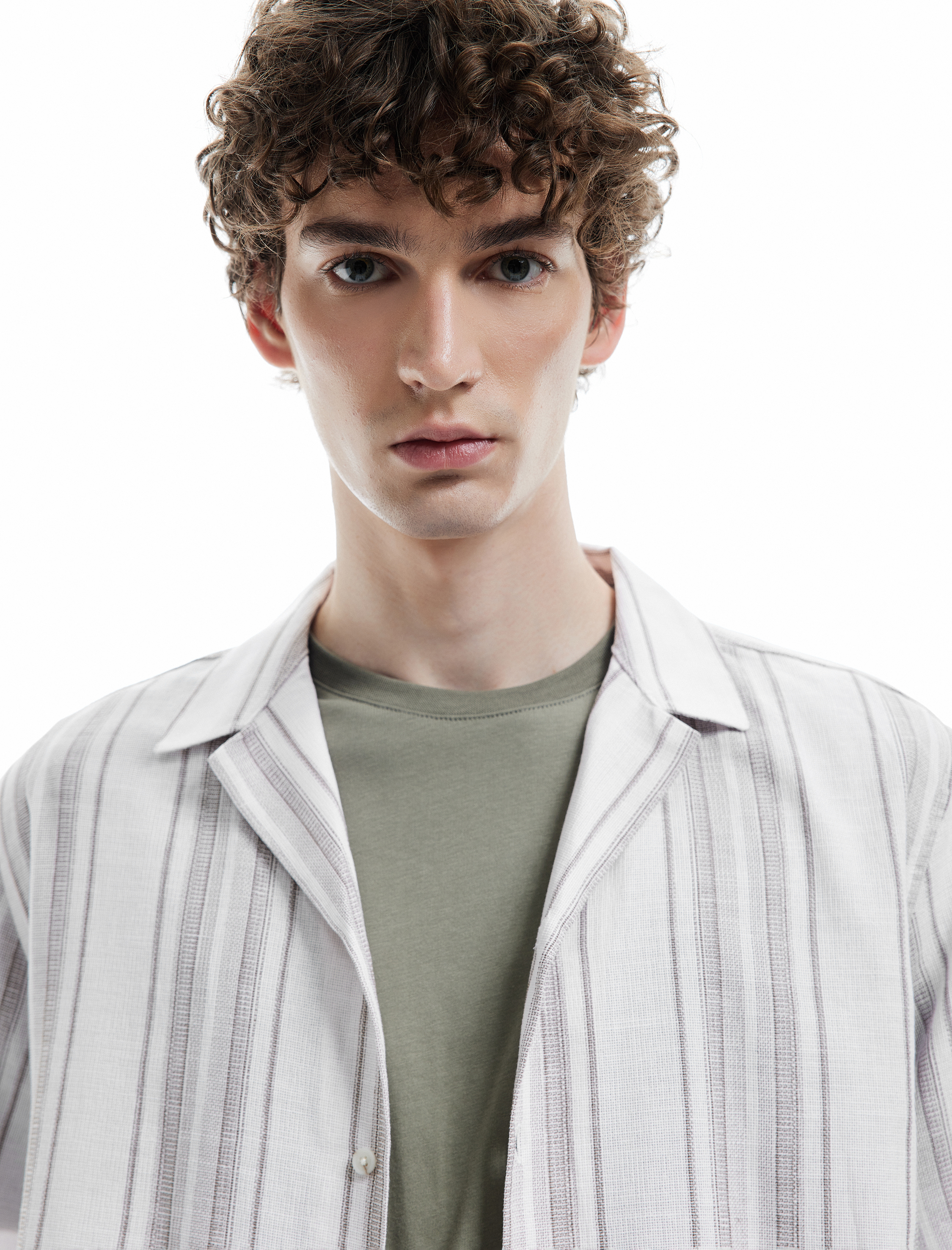   Düğmeli Pamuklu Devrik Yaka Kısa Kollu Gömlek