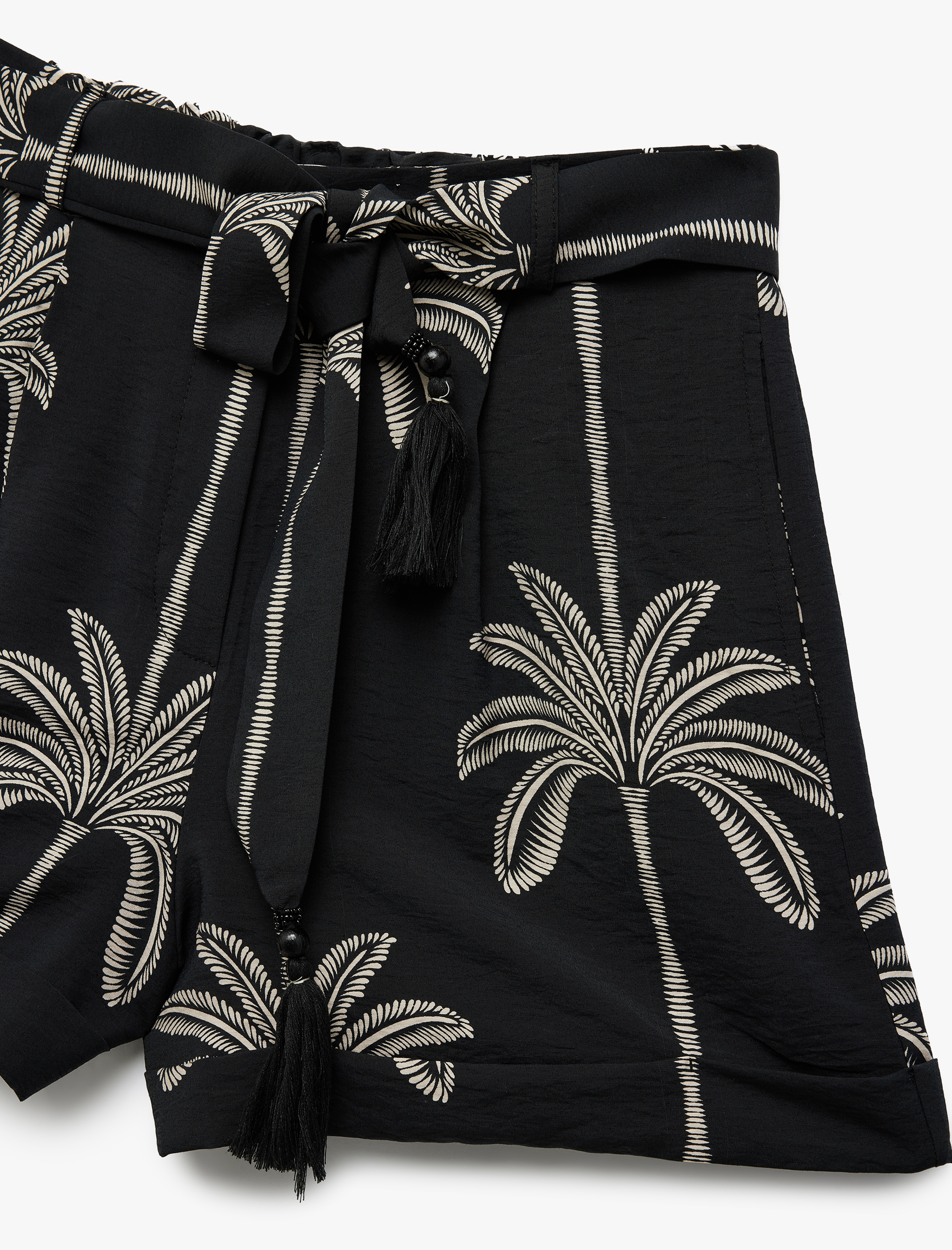   Viskon Kumaş Kemerli Palmiye Desenli Mini Şort