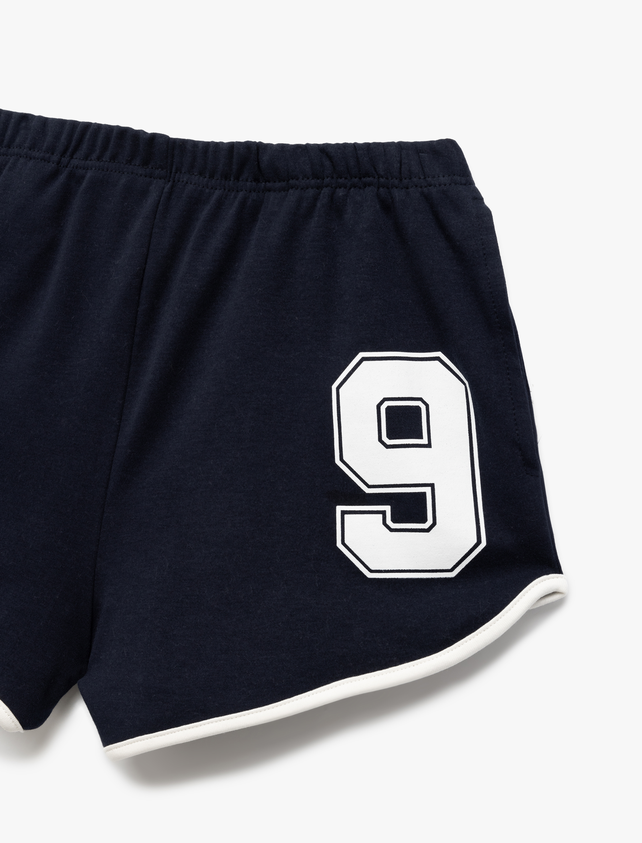 Biyeli Slim Fit Kolej Baskılı Mini Şort