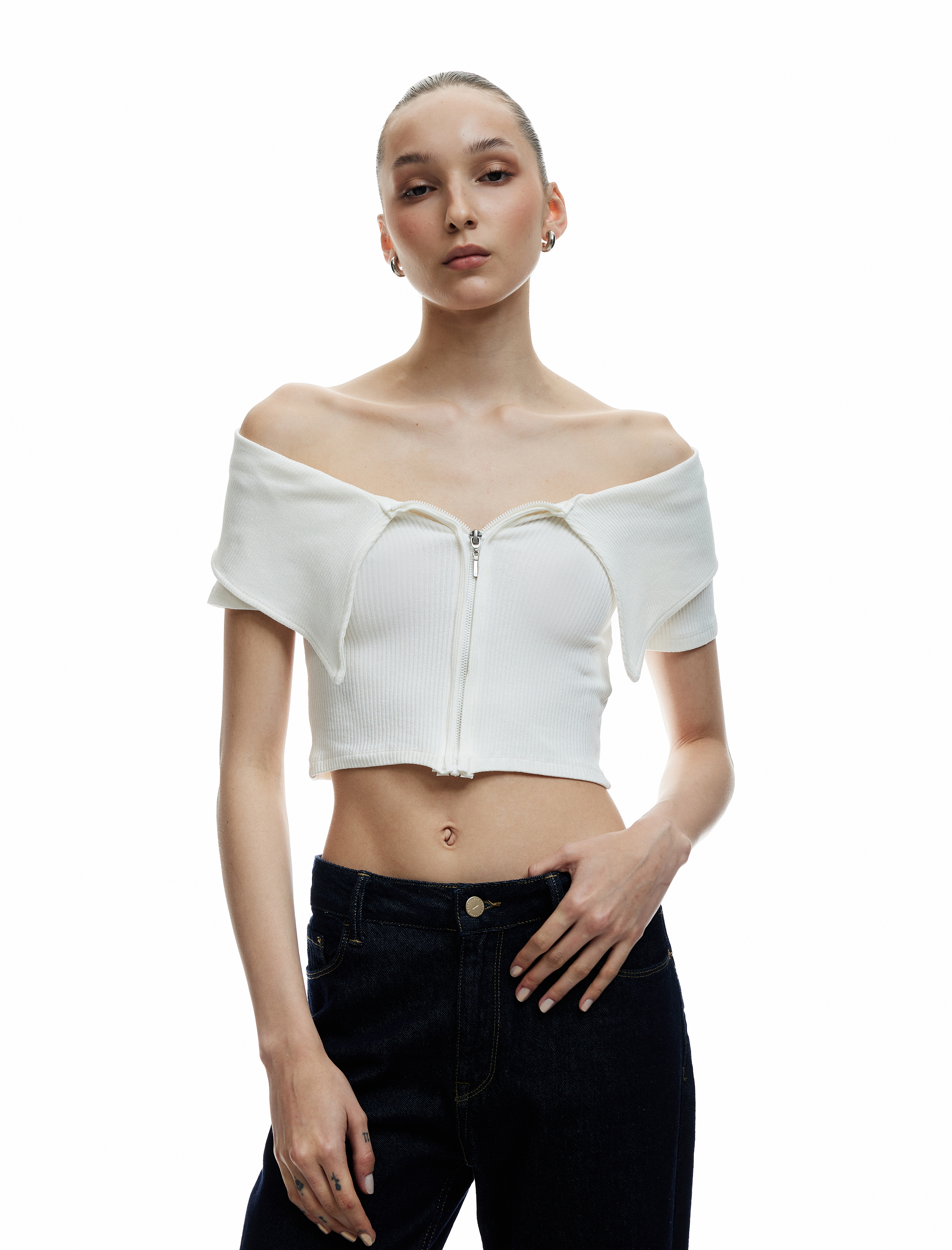 Viskon Dar Kesim Omzu Açık Yaka Detaylı Kısa Kollu Fermuarlı Tişört