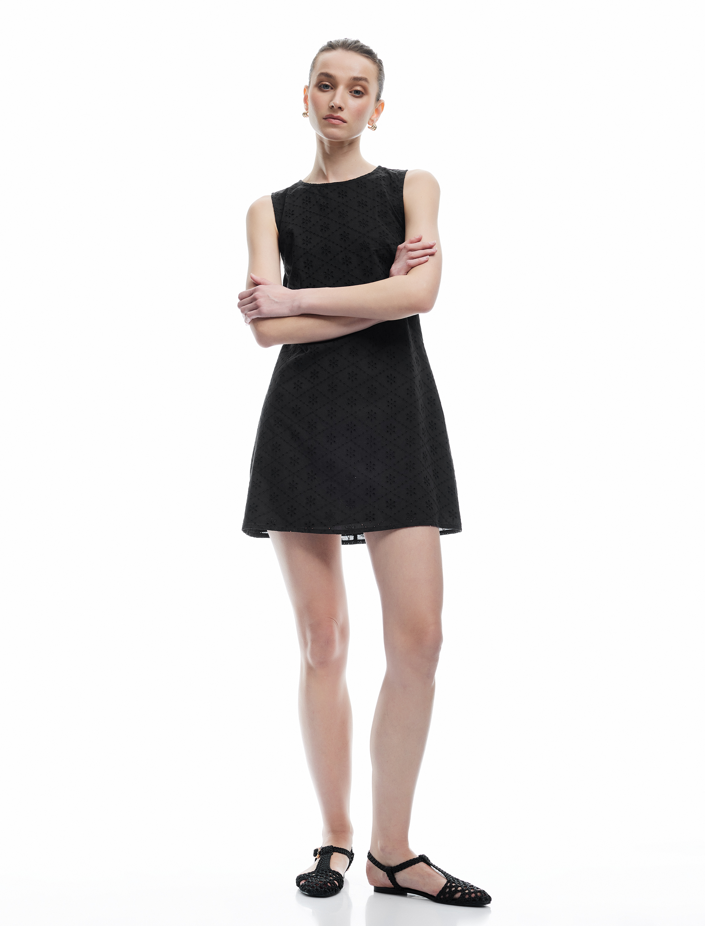   Astarlı Pamuklu Brodeli Fisto Detaylı Kolsuz Bisiklet Yaka Mini Elbise