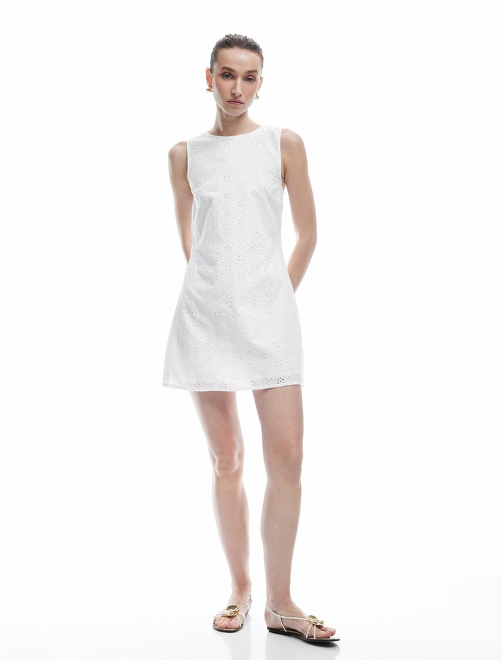  Astarlı Pamuklu Brodeli Fisto Detaylı Kolsuz Bisiklet Yaka Mini Elbise