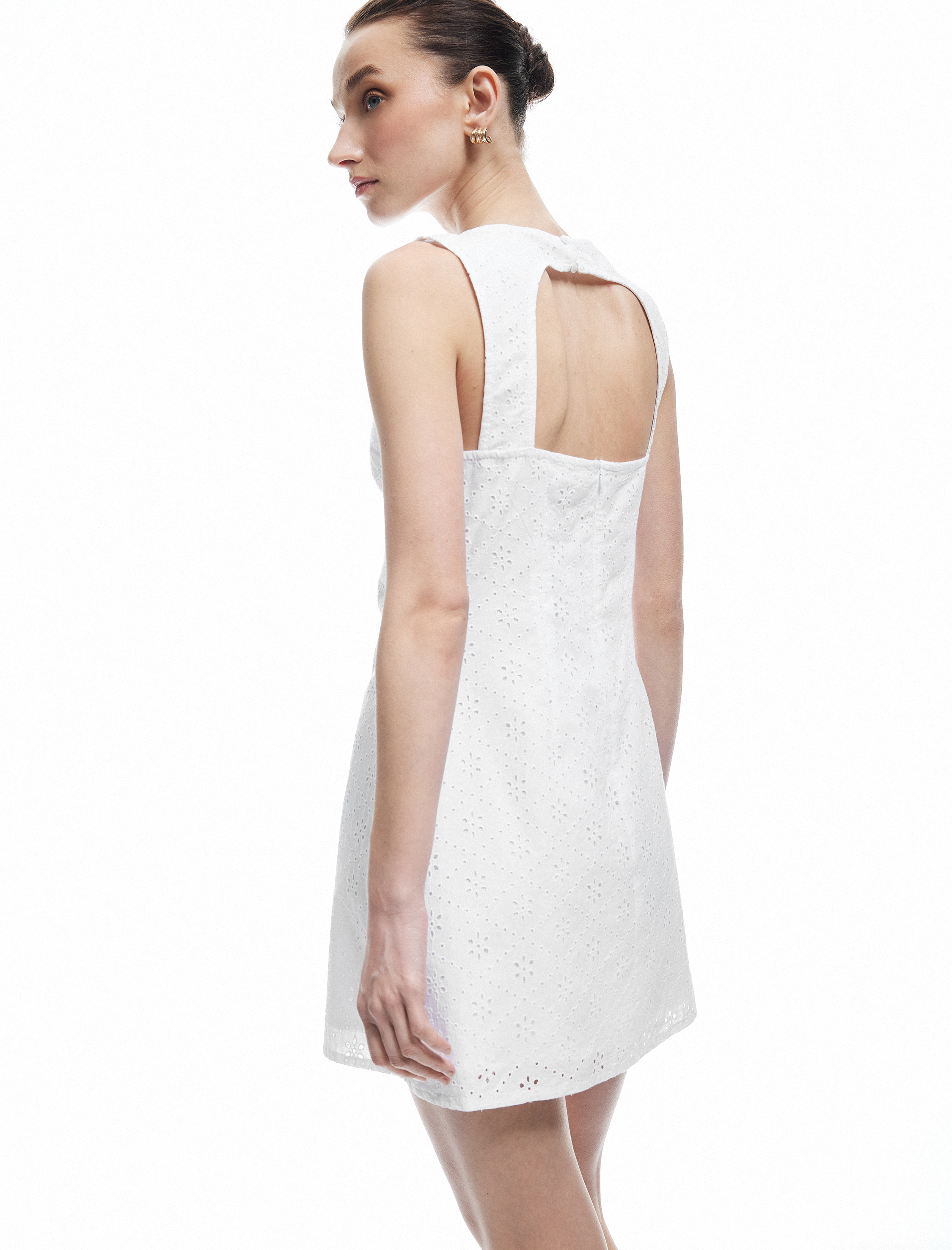   Astarlı Pamuklu Brodeli Fisto Detaylı Kolsuz Bisiklet Yaka Mini Elbise